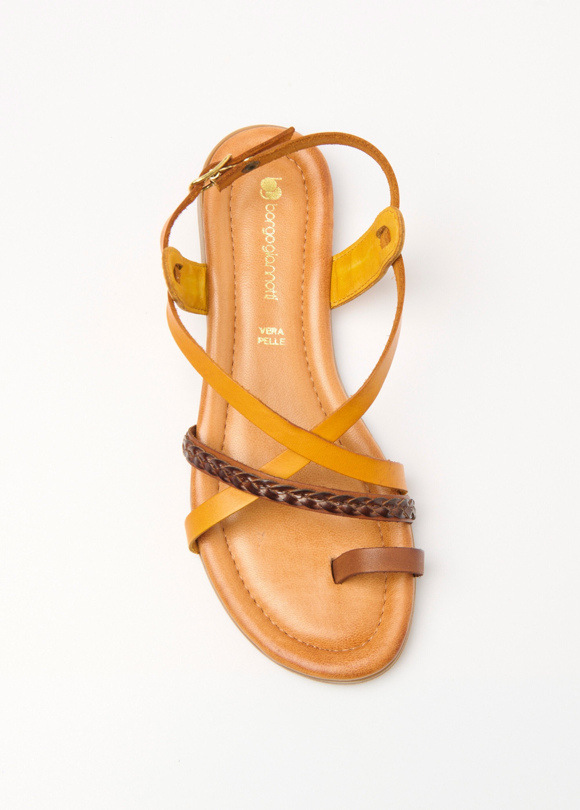 Platte_leren_sandalen_met_meerdere_banden_Jaune_et_brique_OV1_slim