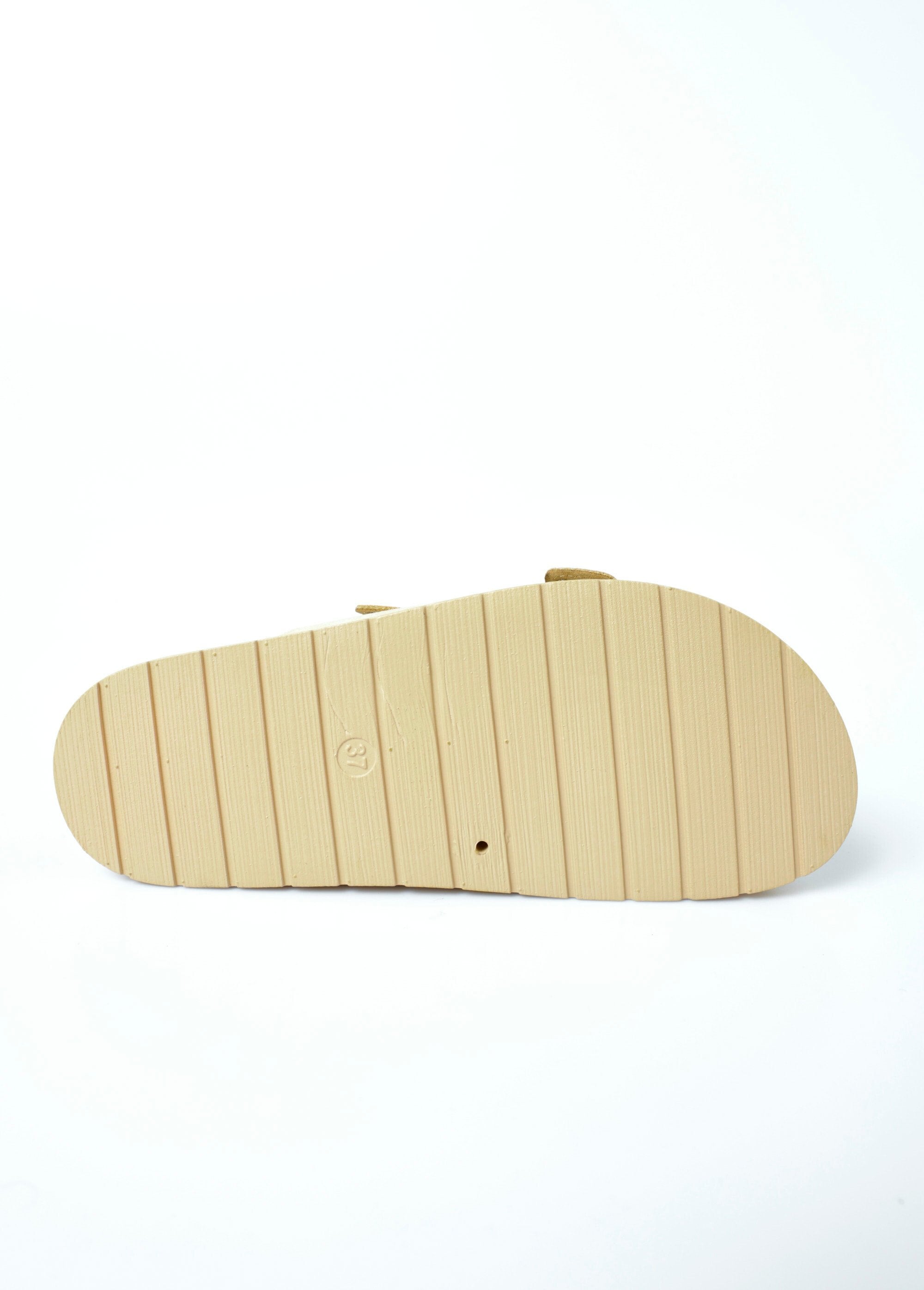 Ergonomische_sandalen_met_gespen_en_klinknagels_Beige_UN1_slim