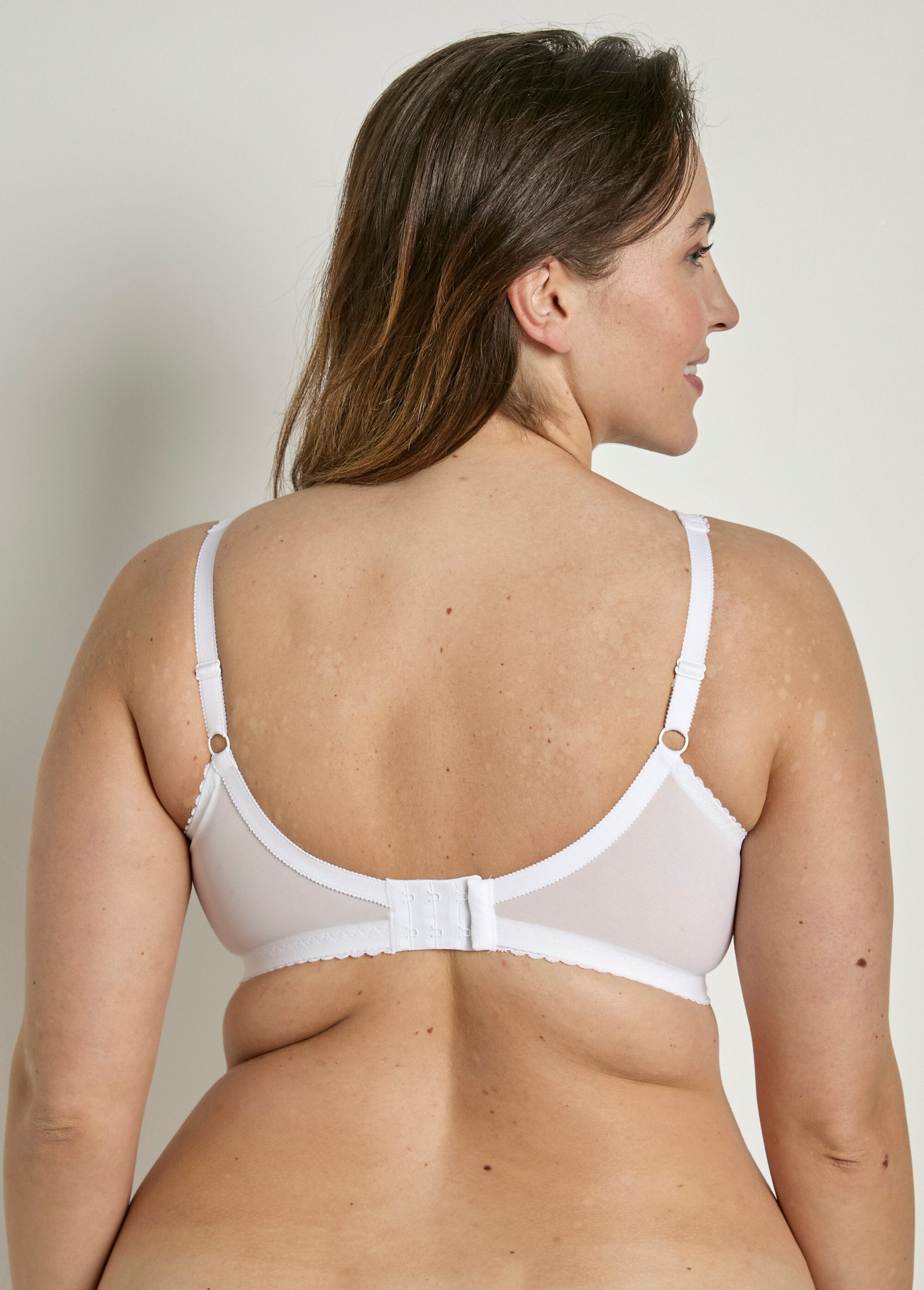 Met_kant_bedekte_beugelbeha_Blanc_DO1_curvy