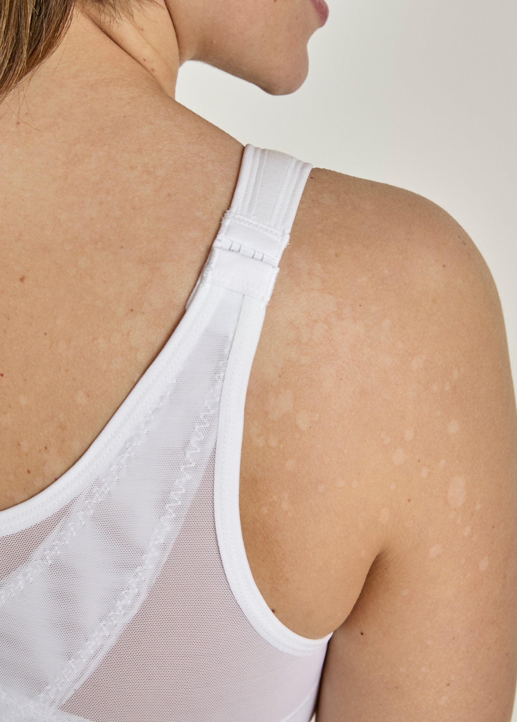 Beugelbeha_met_geweldige_ondersteuning,_open_voorkant_Blanc_DE2_curvy