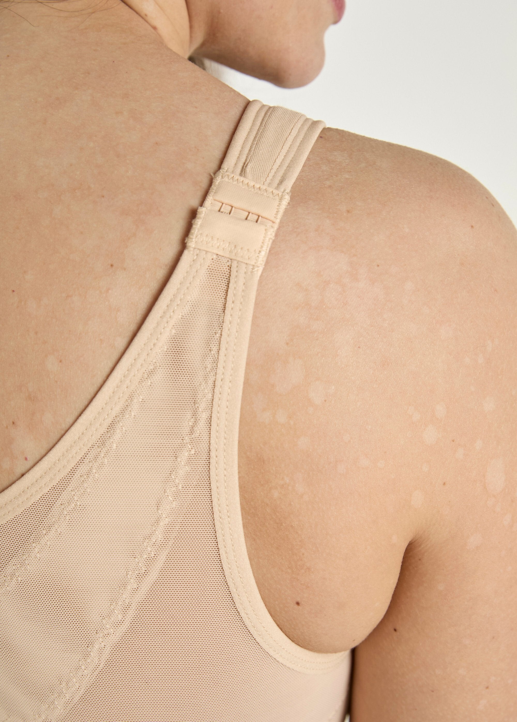 Beugelbeha_met_geweldige_ondersteuning,_open_voorkant_Peau_DE2_curvy