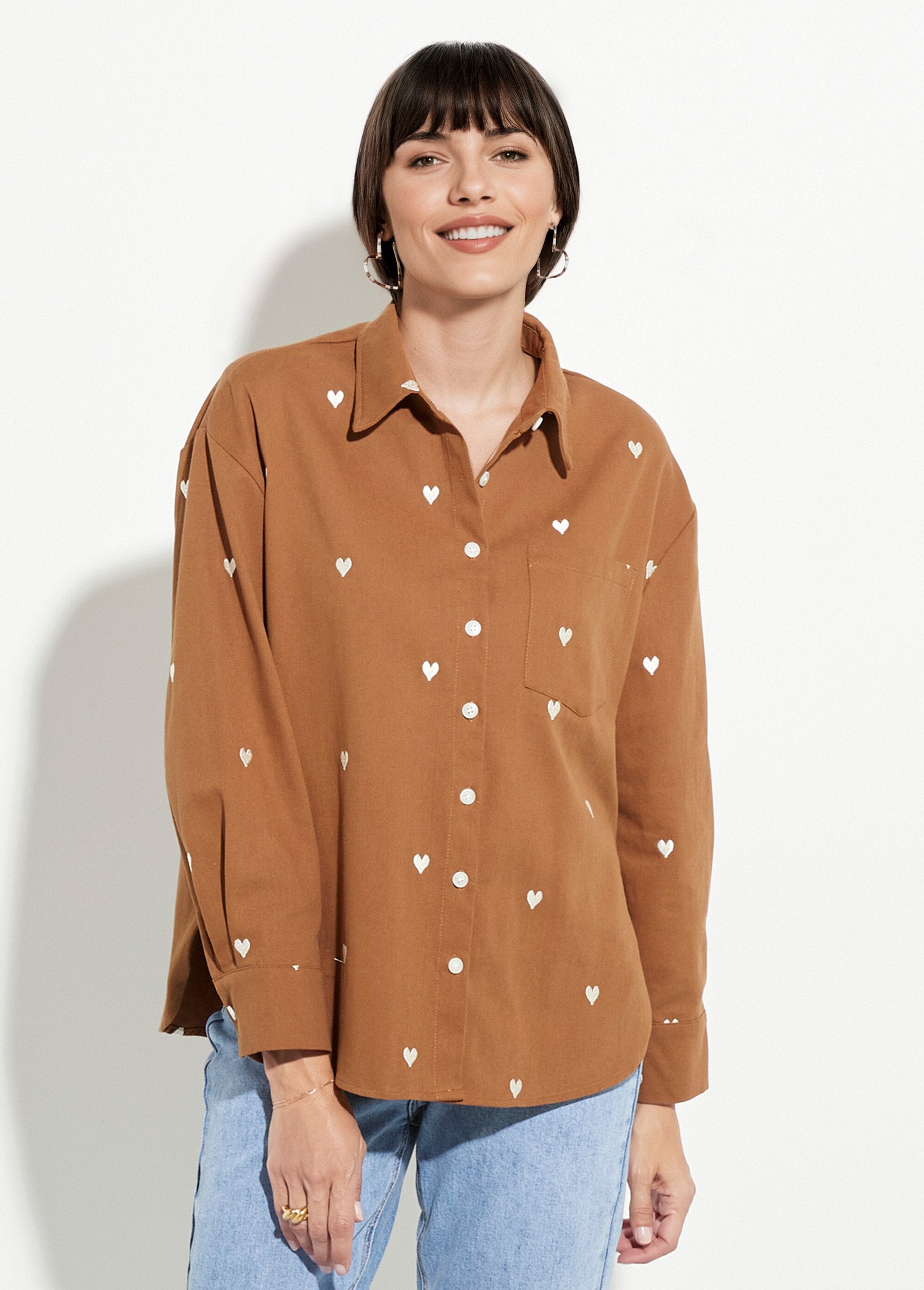 Twill_overshirt_met_geborduurde_hartjes_Camel_FA1_slim