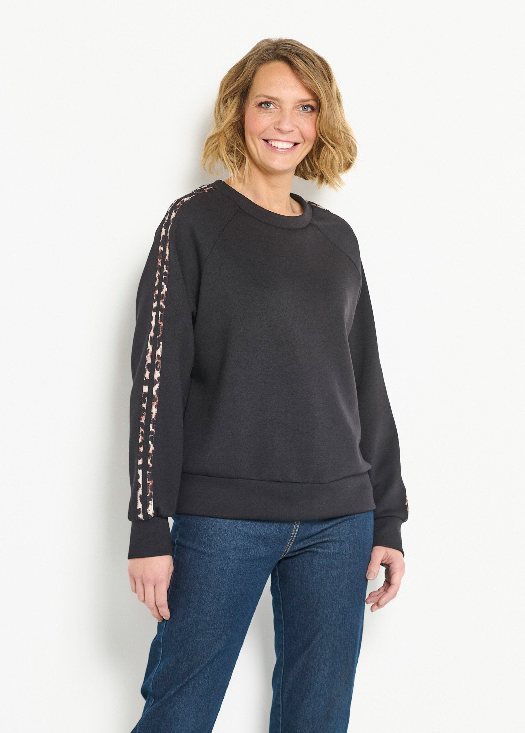 Comfortabele_sweater_met_ronde_hals_en_luipaardstrepen_Noir_FA1_slim