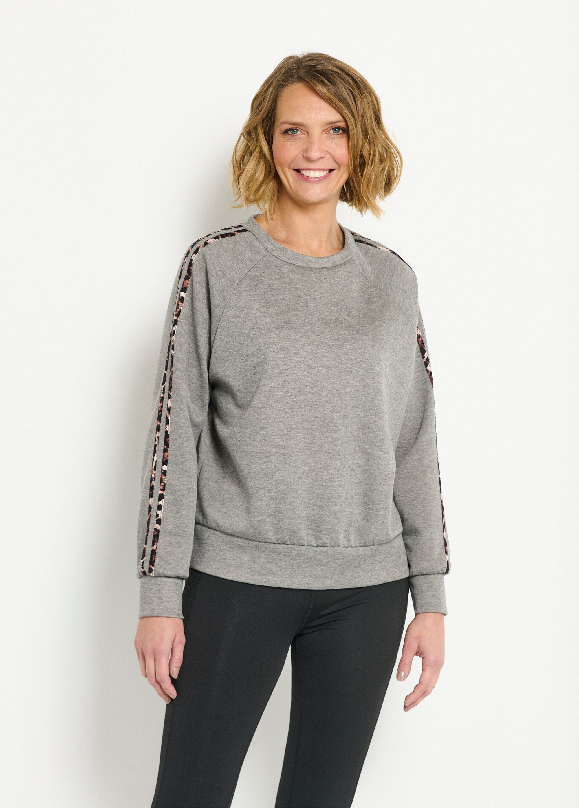 Comfortabele_sweater_met_ronde_hals_en_luipaardstrepen_Gris_FA1_slim