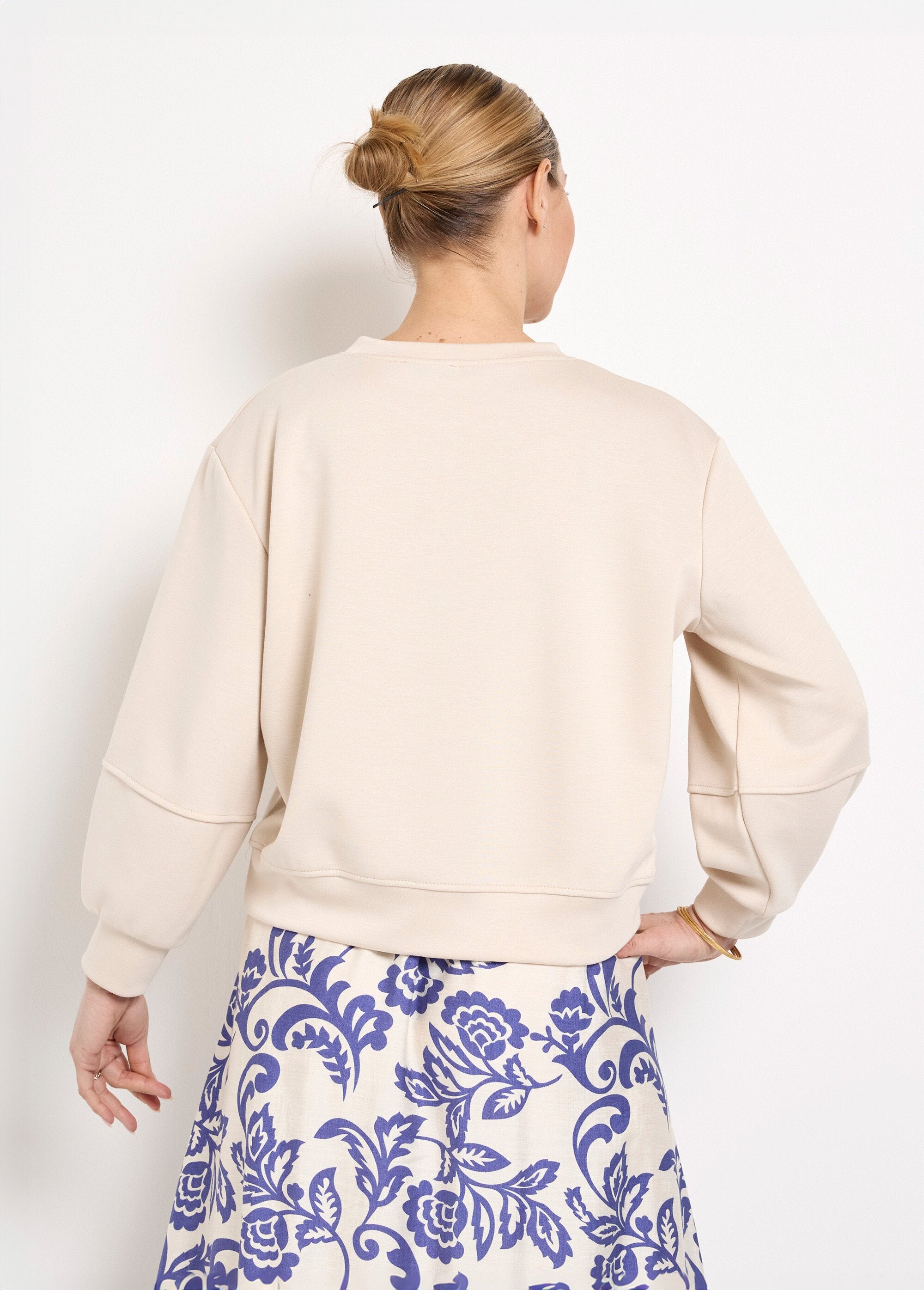 Zacht_gebreid_sweatshirt_met_ronde_hals_Sable_DO1_slim