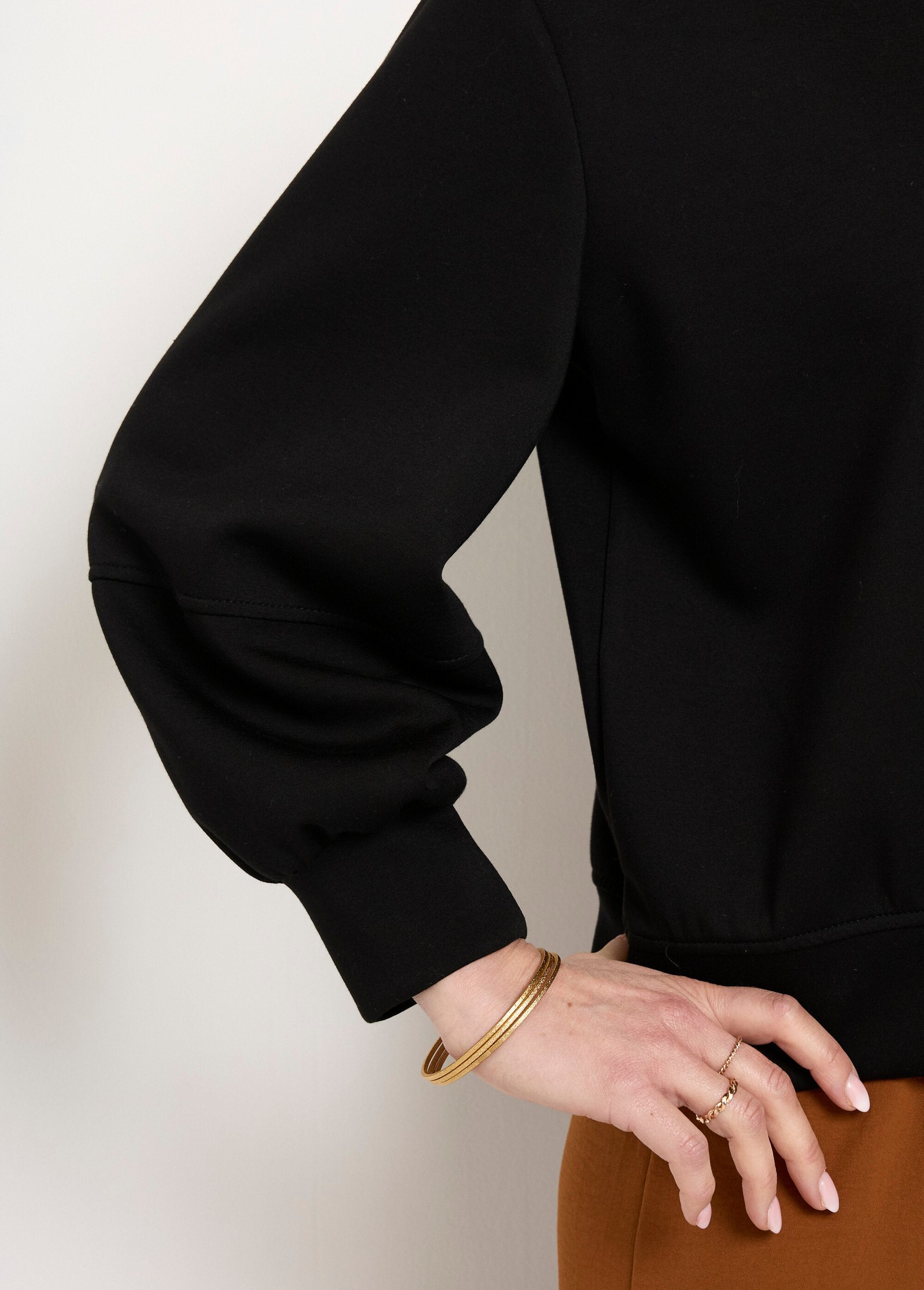 Zacht_gebreid_sweatshirt_met_ronde_hals_Noir_DE1_slim