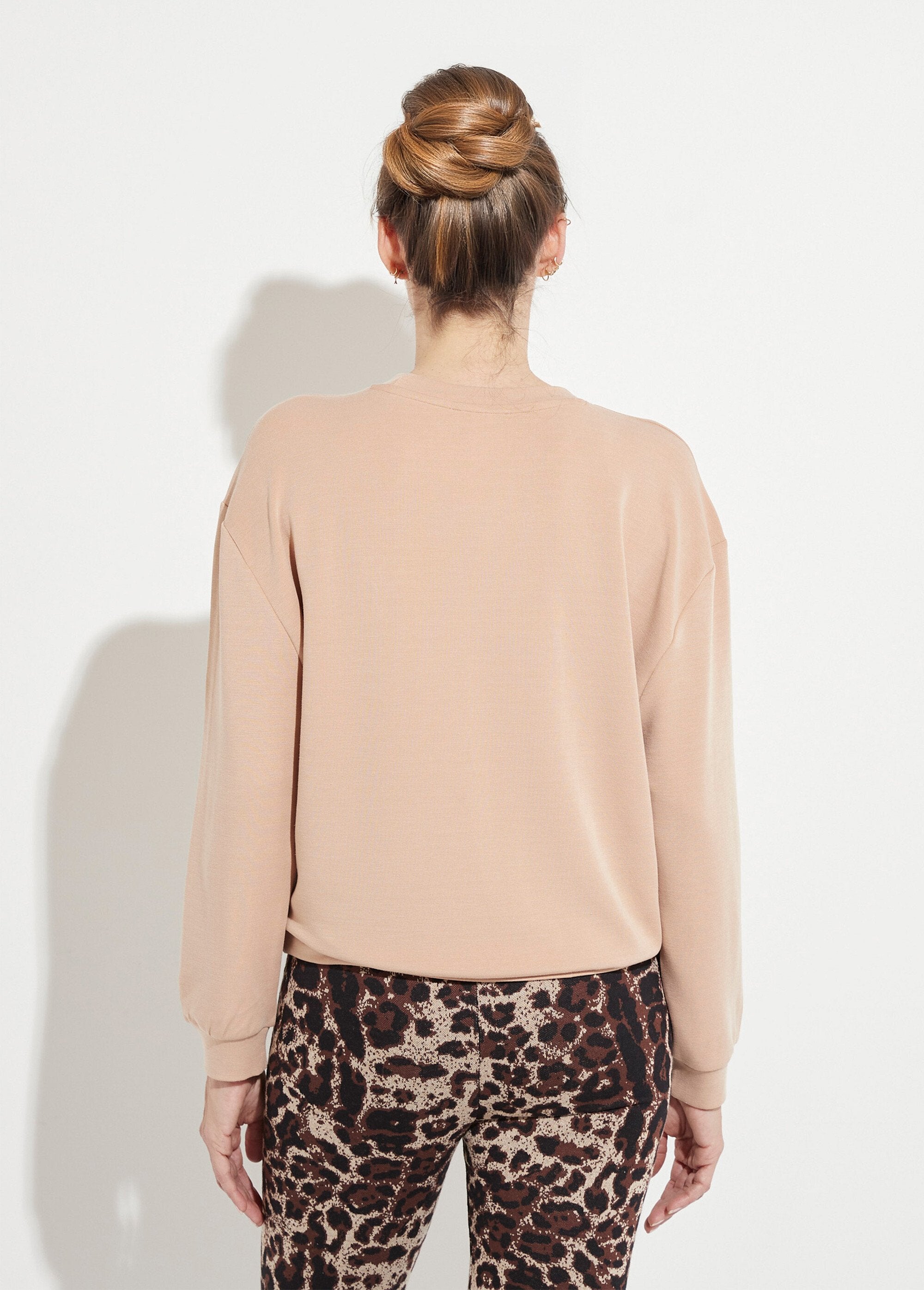 Volume_box_sweatshirt_geborduurd_fleece_glanzend_detail_Noisette_DO1_slim