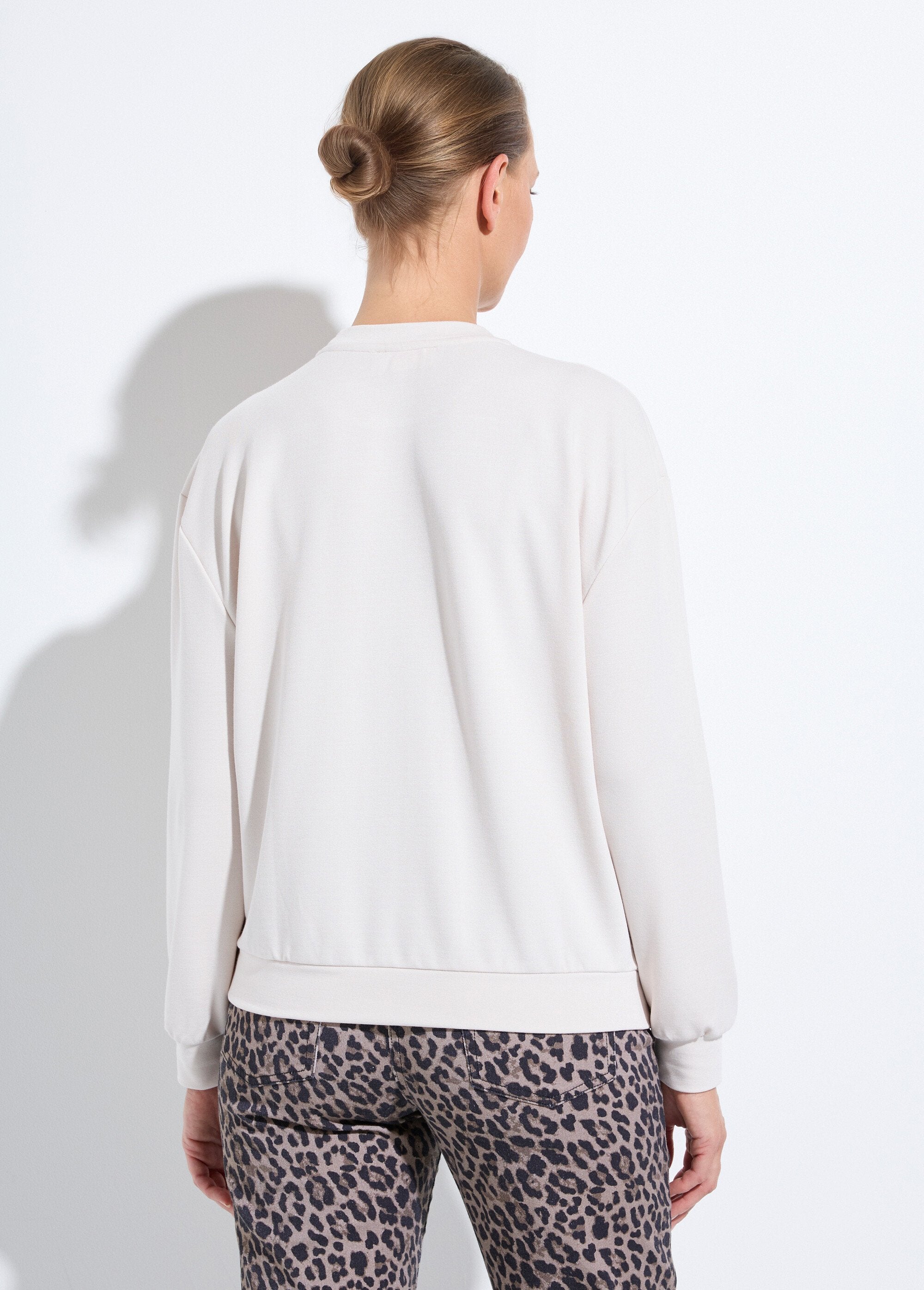 Volume_box_sweatshirt_geborduurd_fleece_glanzend_detail_Ecru_DO1_slim
