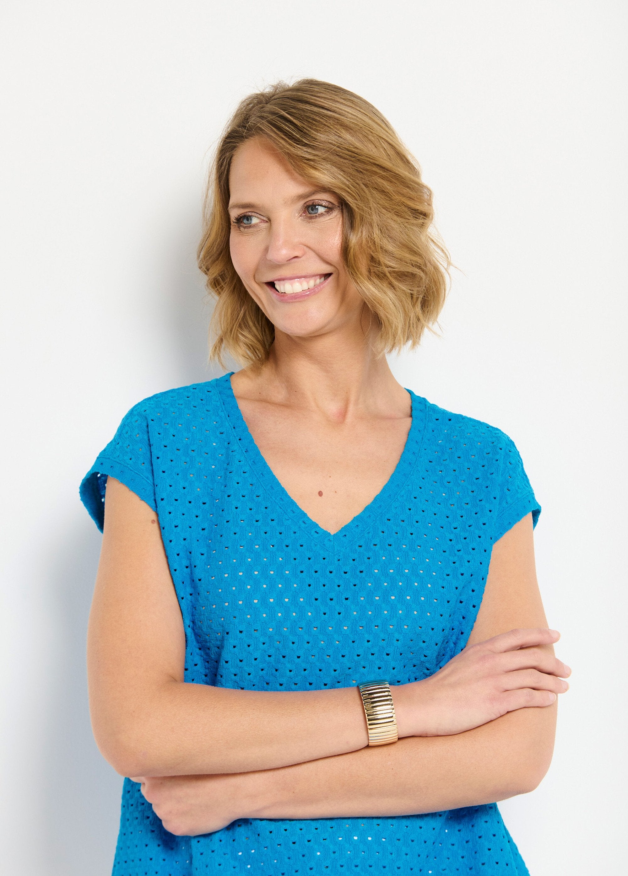 Losjes_vallend_kort_effen_T-shirt_met_V-hals_Turquoise_DE2_slim