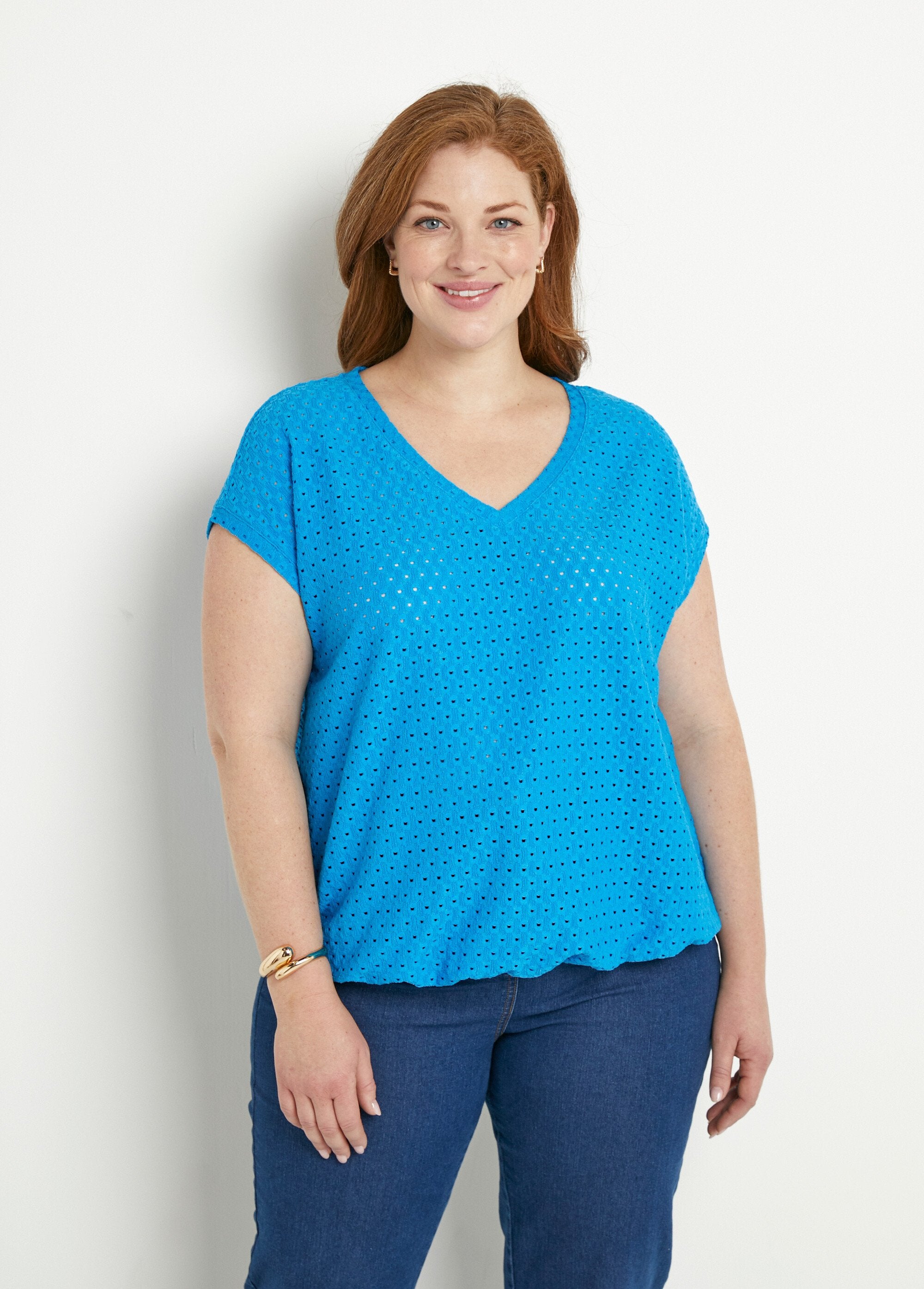 Losjes_vallend_kort_effen_T-shirt_met_V-hals_Turquoise_FA1_curvy