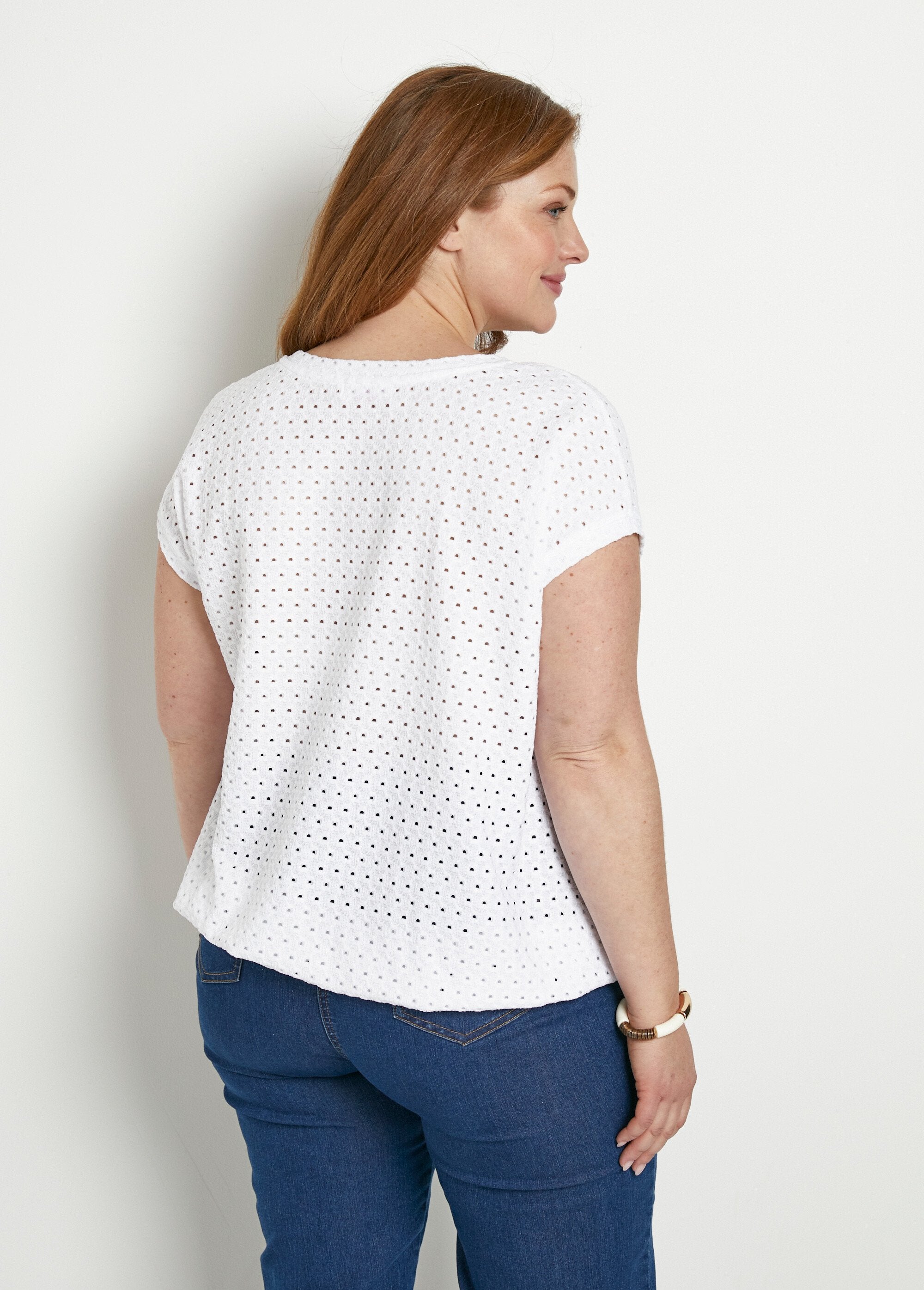 Losjes_vallend_kort_effen_T-shirt_met_V-hals_Blanc_DO1_curvy