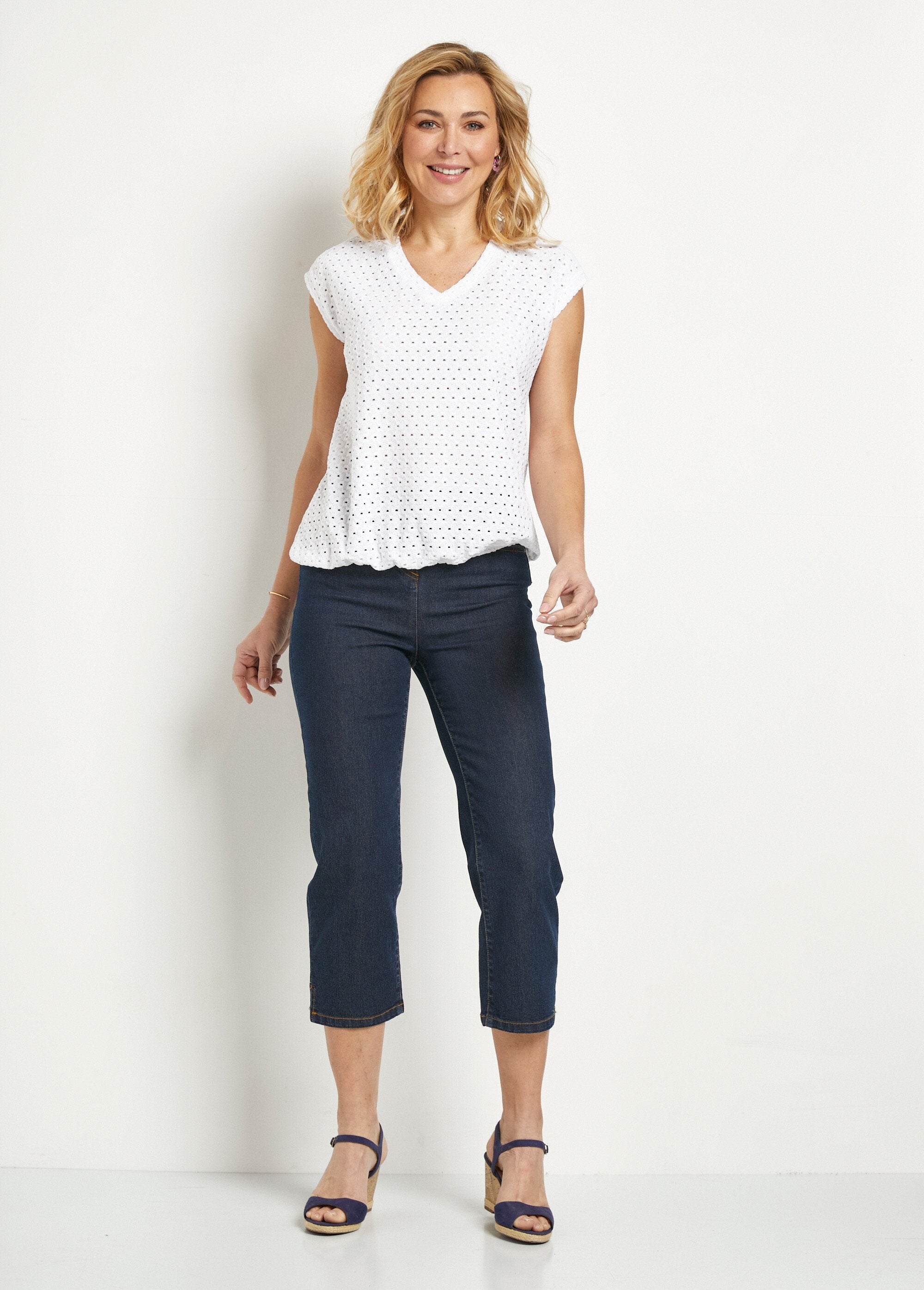 Losjes_vallend_kort_effen_T-shirt_met_V-hals_Blanc_SF1_slim