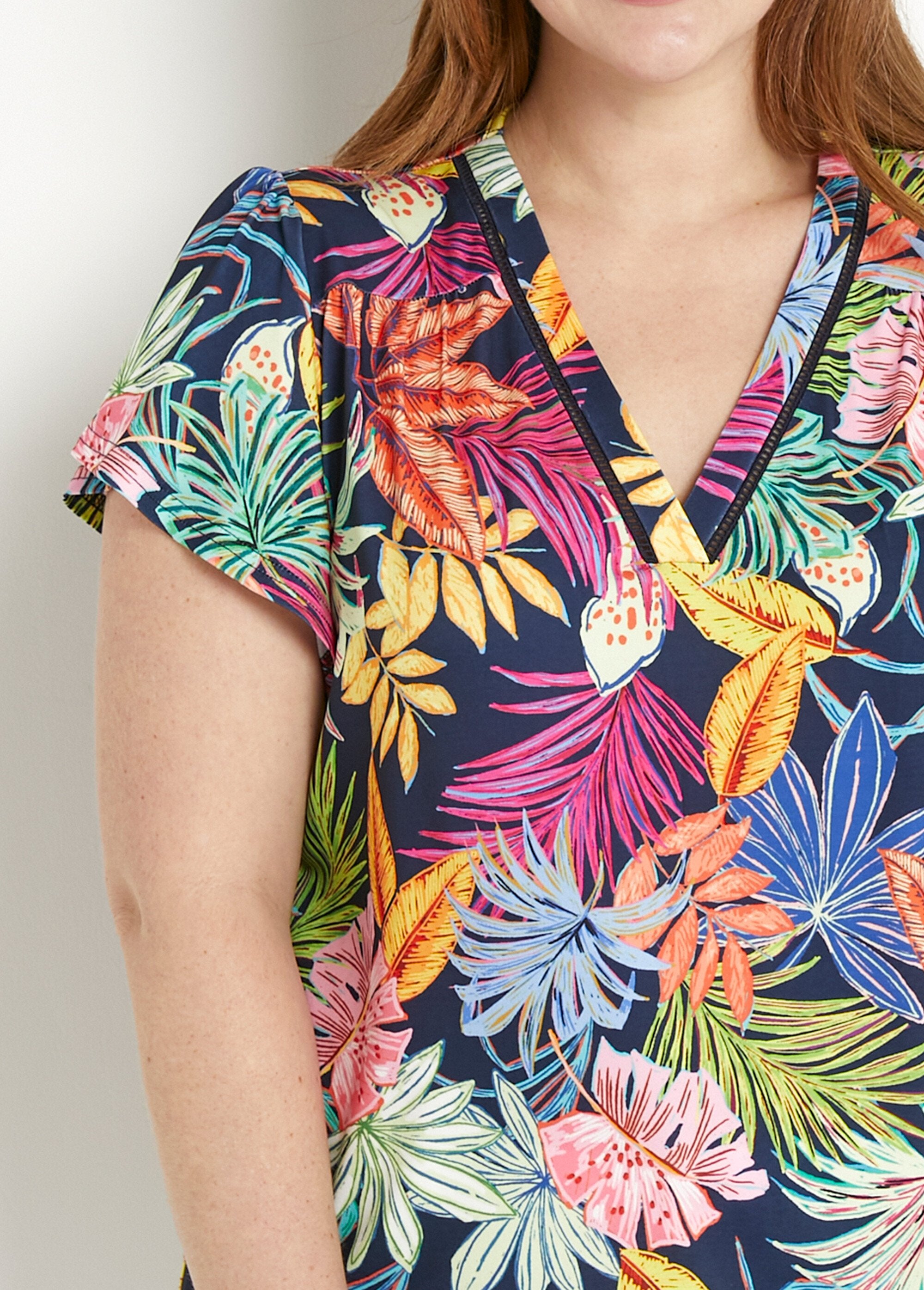 Losjes_v-hals_T-shirt_met_bladprint,_korte_mouwen_Marine_et_rose_DE1_curvy