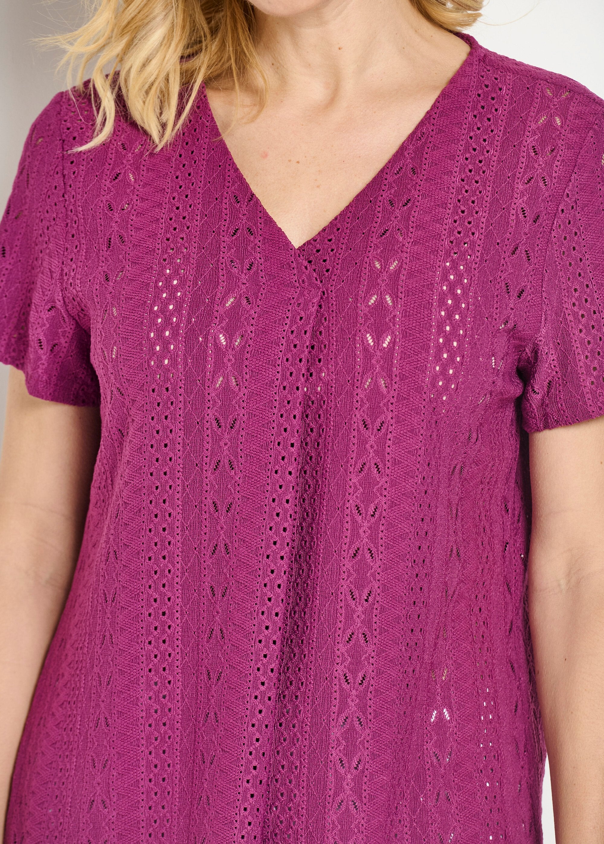 Losjes_v-hals_T-shirt_met_borduureffect_Cassis_DE1_slim