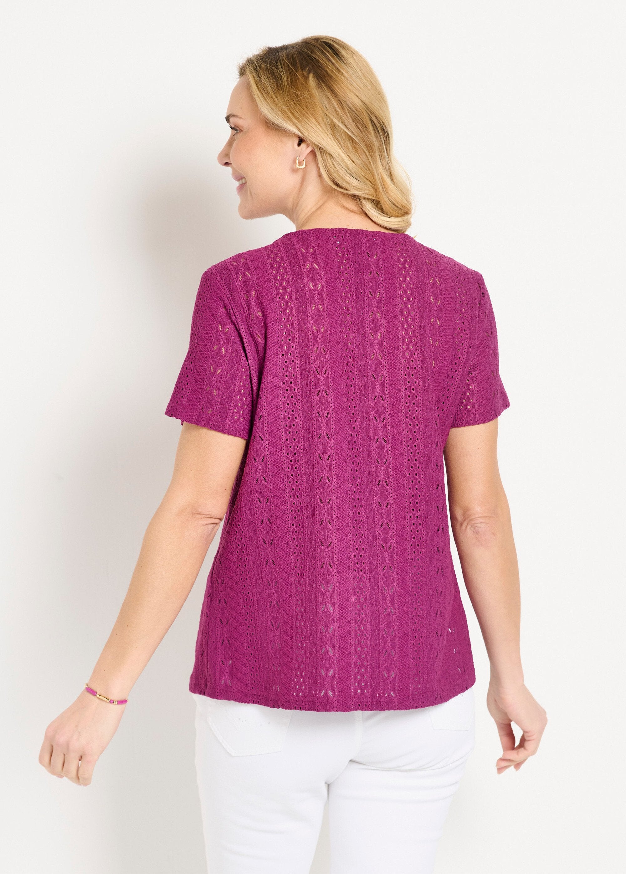 Losjes_v-hals_T-shirt_met_borduureffect_Cassis_DO1_slim