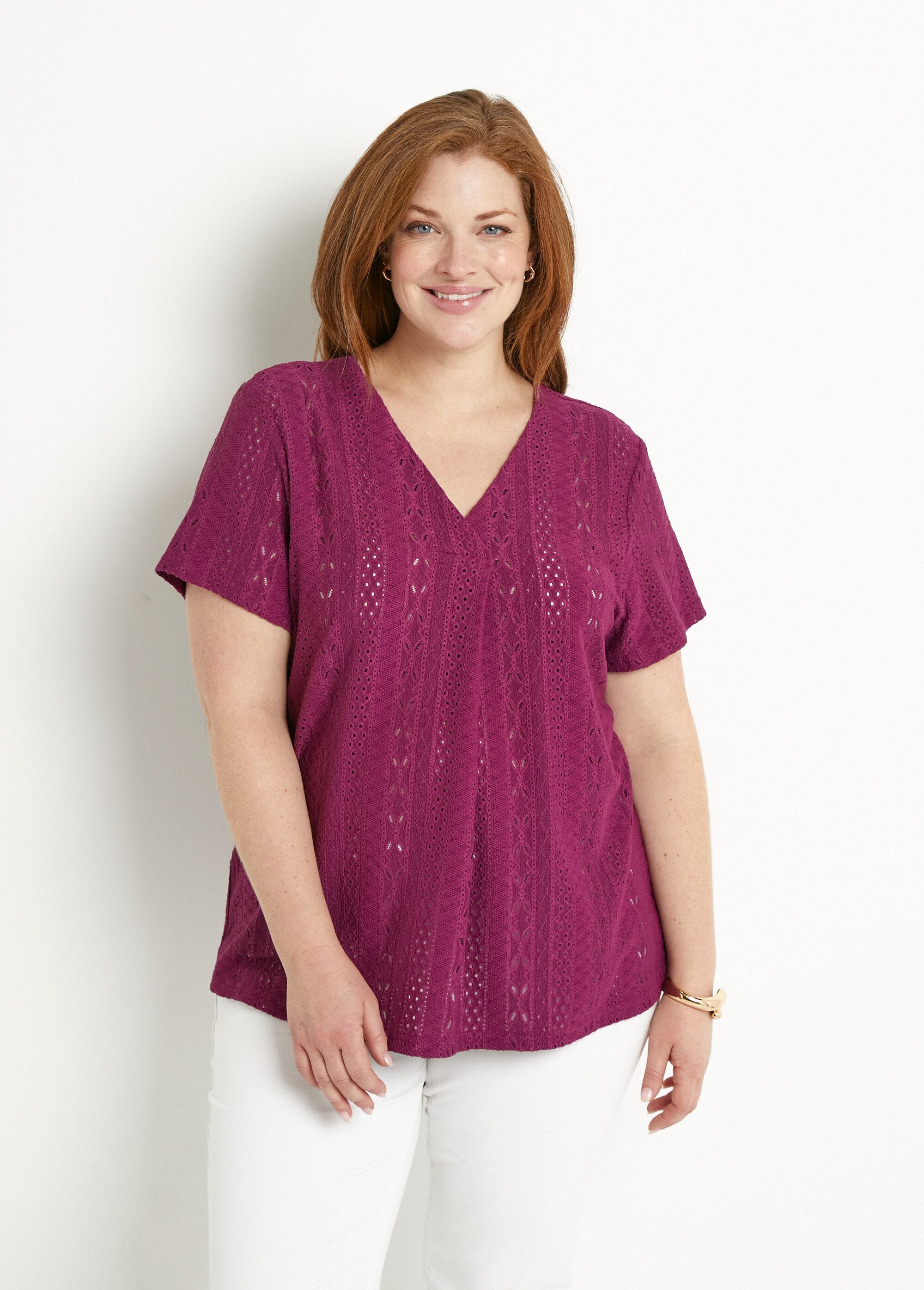 Losjes_v-hals_T-shirt_met_borduureffect_Cassis_FA1_curvy