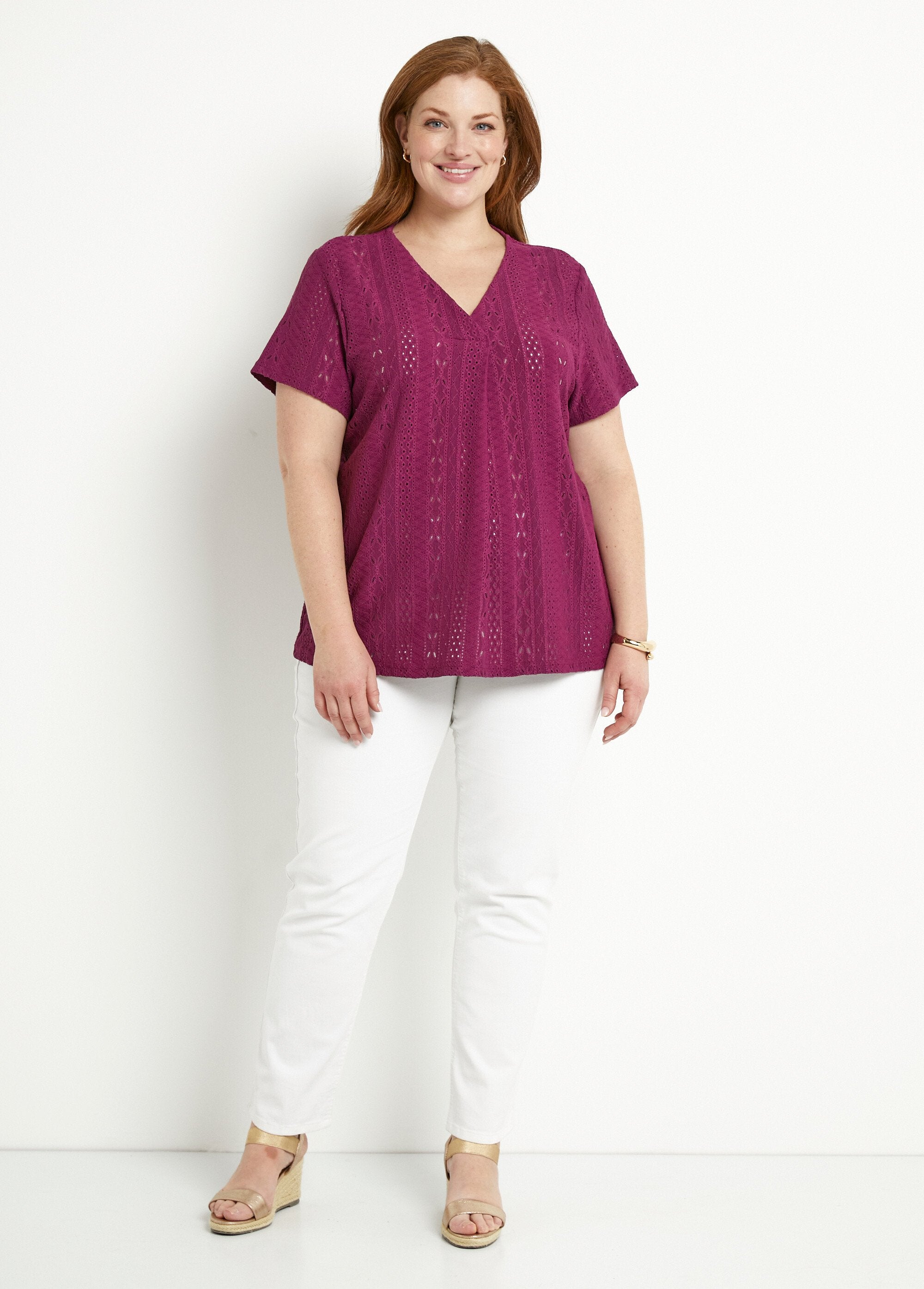 Losjes_v-hals_T-shirt_met_borduureffect_Cassis_SF1_curvy