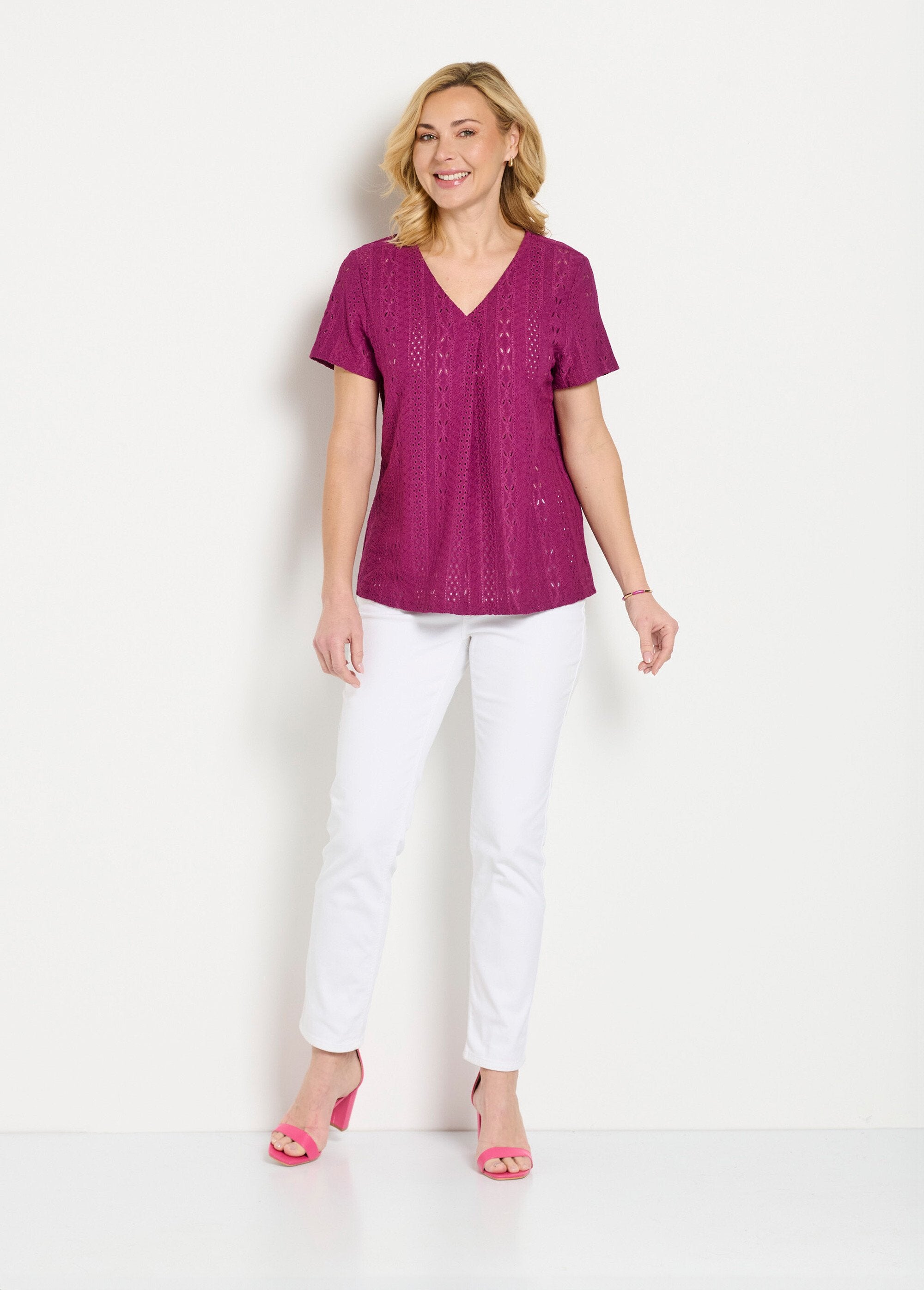 Losjes_v-hals_T-shirt_met_borduureffect_Cassis_SF1_slim