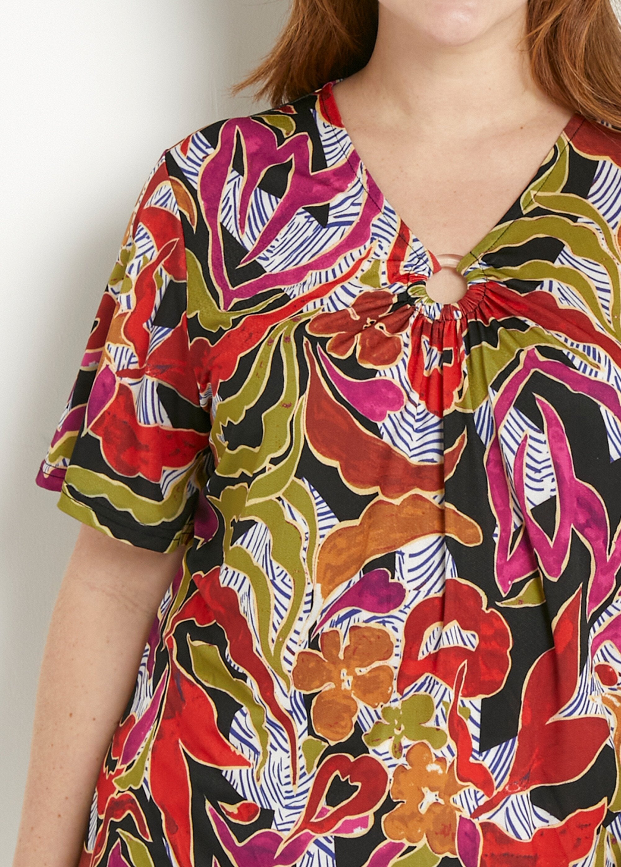 Losjes_v-hals_T-shirt_met_print_Noir_et_parme_DE1_curvy