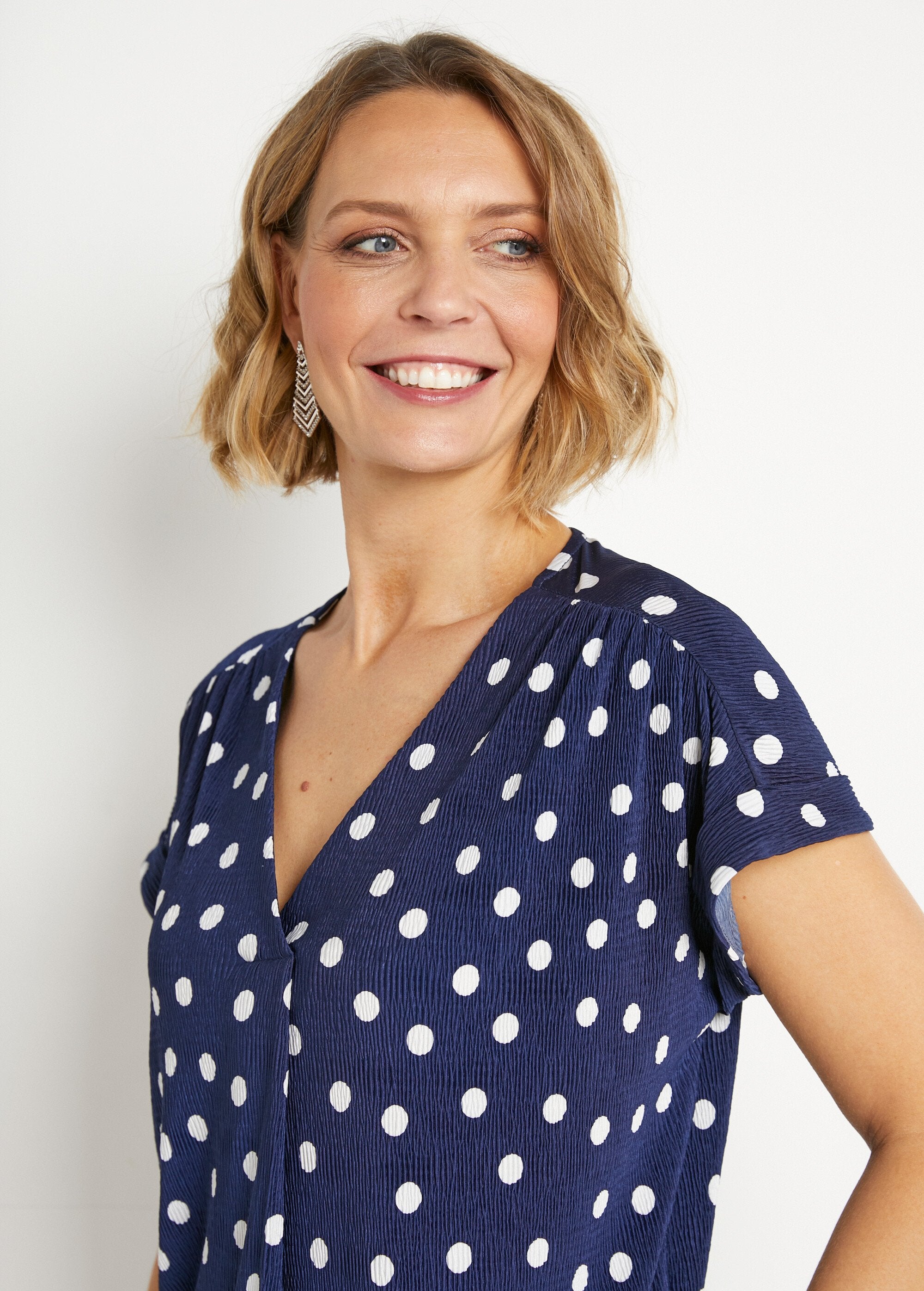 Losjes_v-hals_T-shirt_met_stippenprint_Marine_et_blanc_DE1_slim