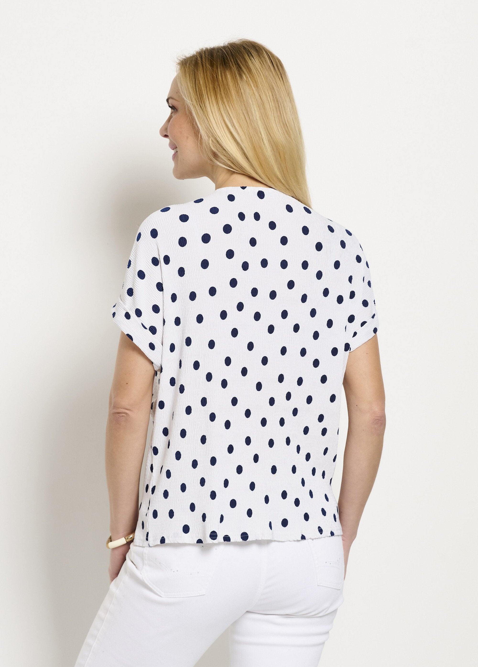 Losjes_v-hals_T-shirt_met_stippenprint_Blanc_et_marine_DO1_slim