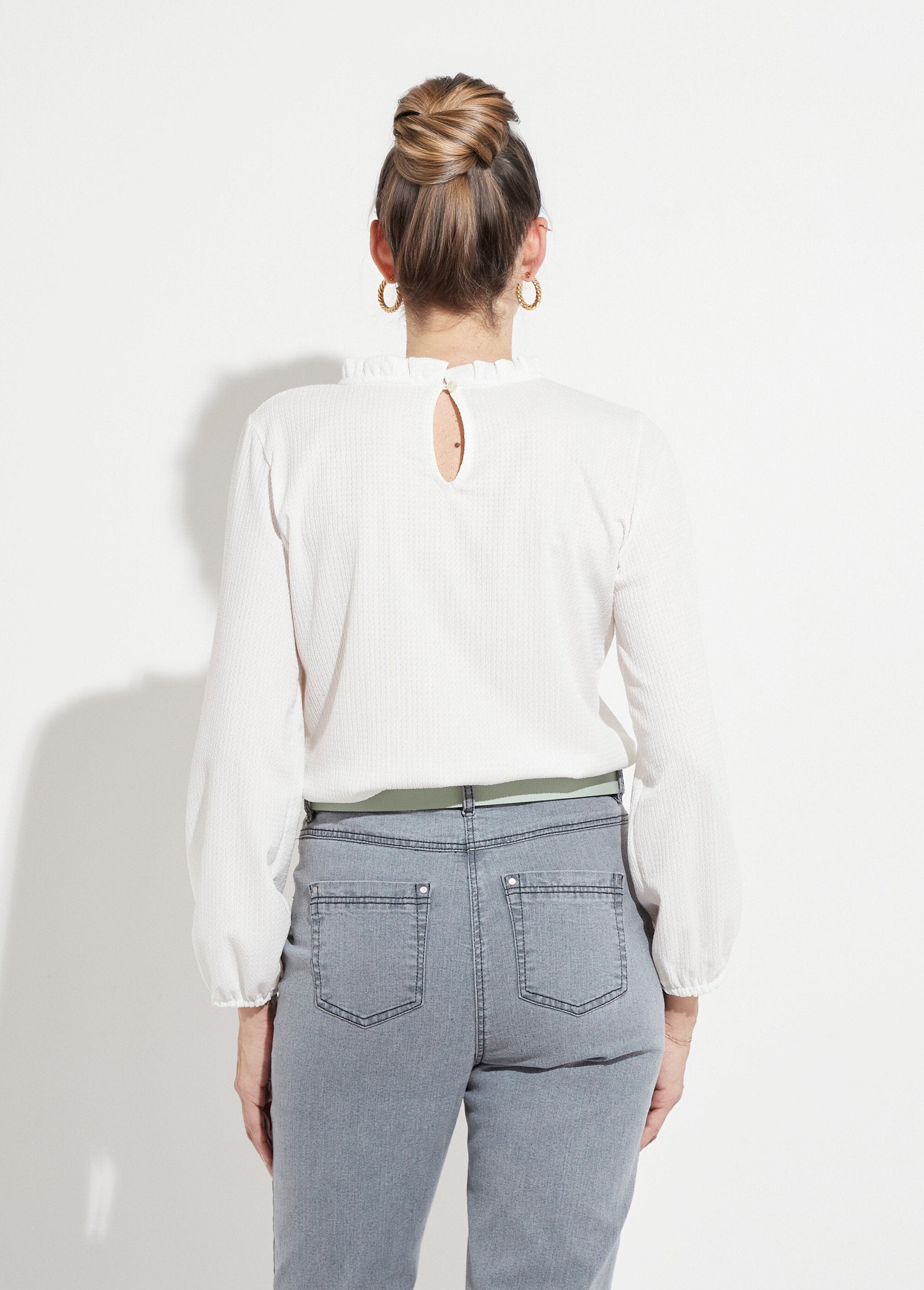 Wit_t-shirt_met_opstaande_kraag_met_ruches_en_wafelbreisel_Blanc_DO1_slim