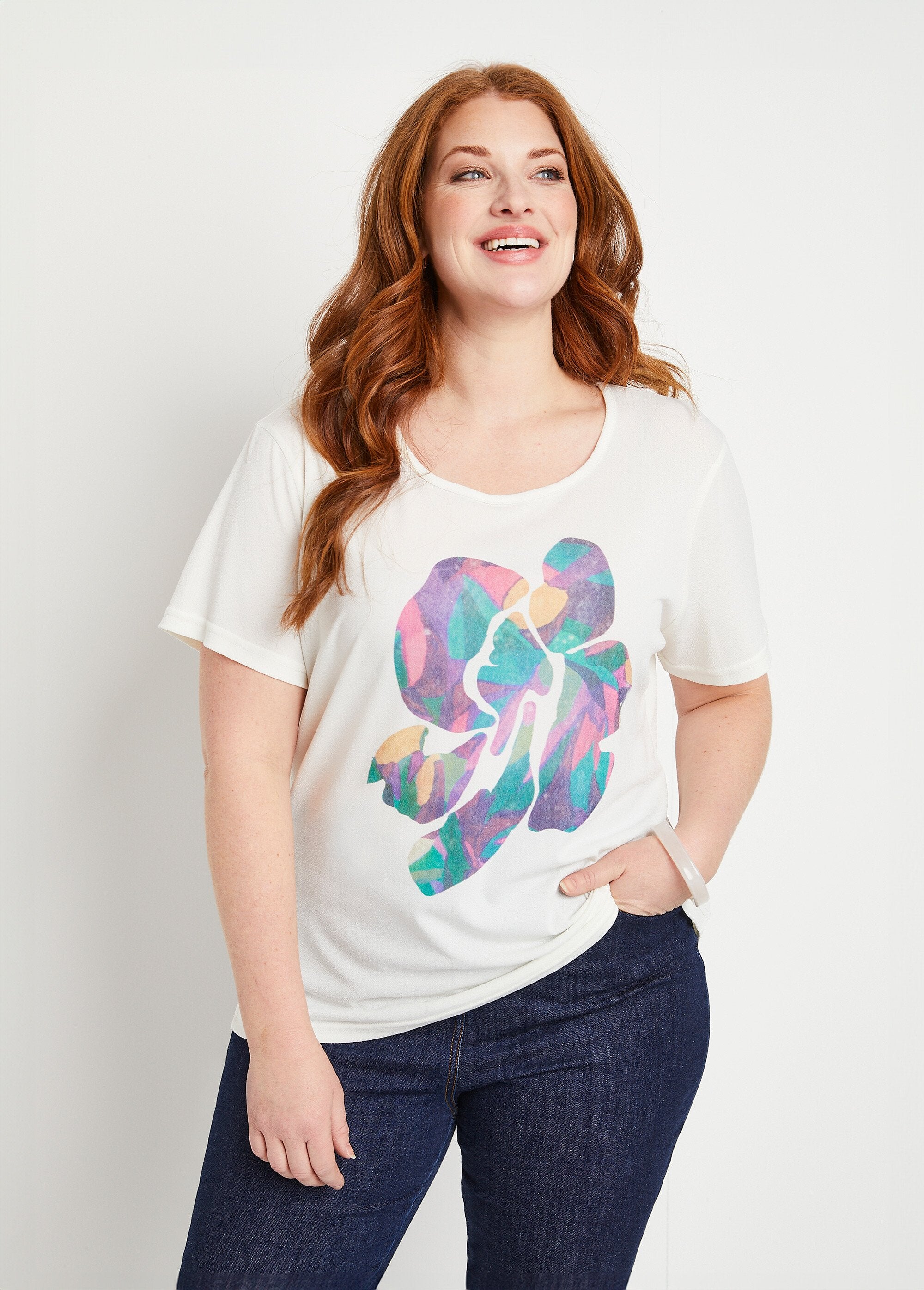 Kort_wit_T-shirt_met_patroon_Ecru_achtergrond_FA1_curvy