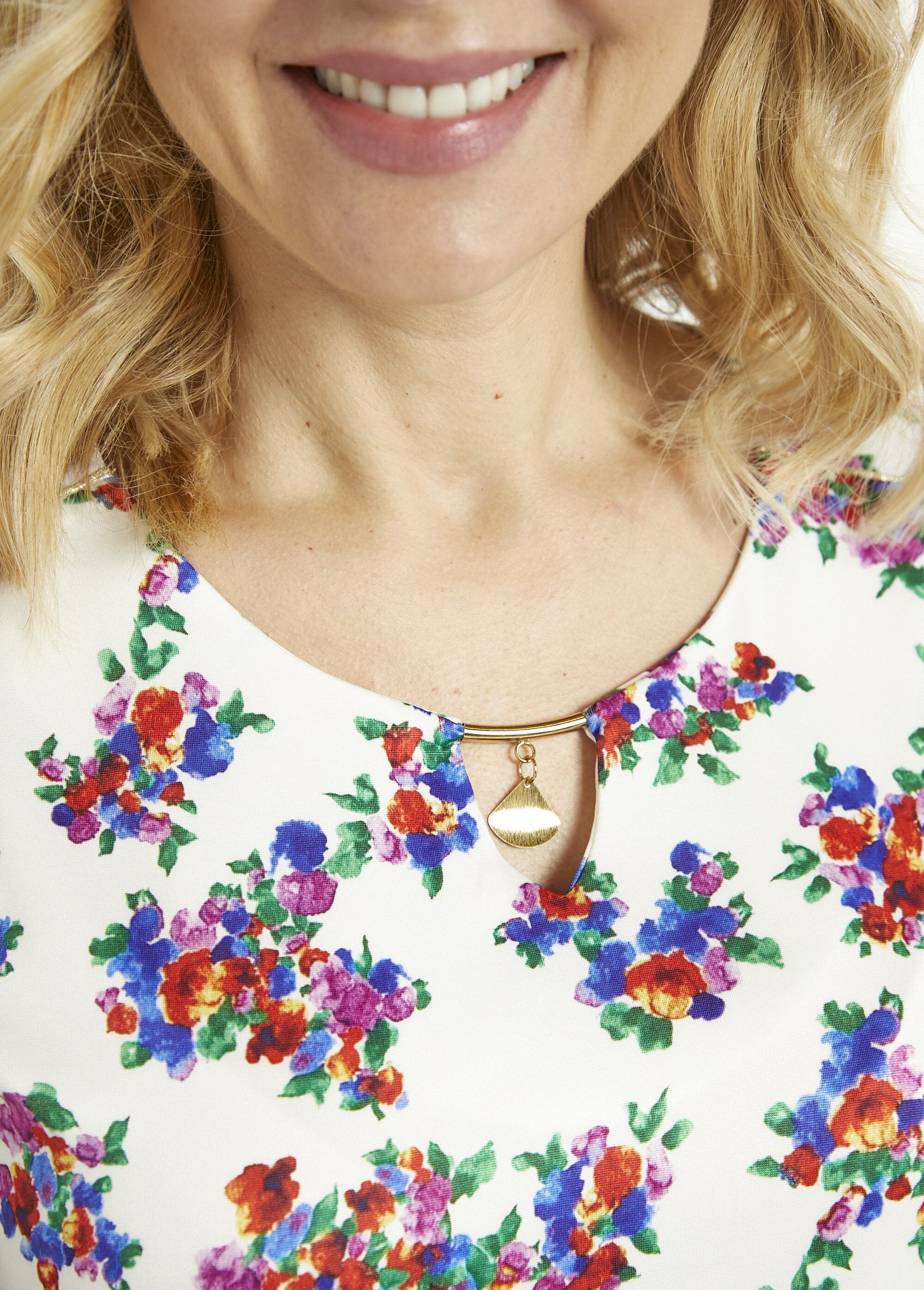 Blousant_T-shirt_met_gebloemde_juwelenkraag_Fond_blanc_DE1_slim