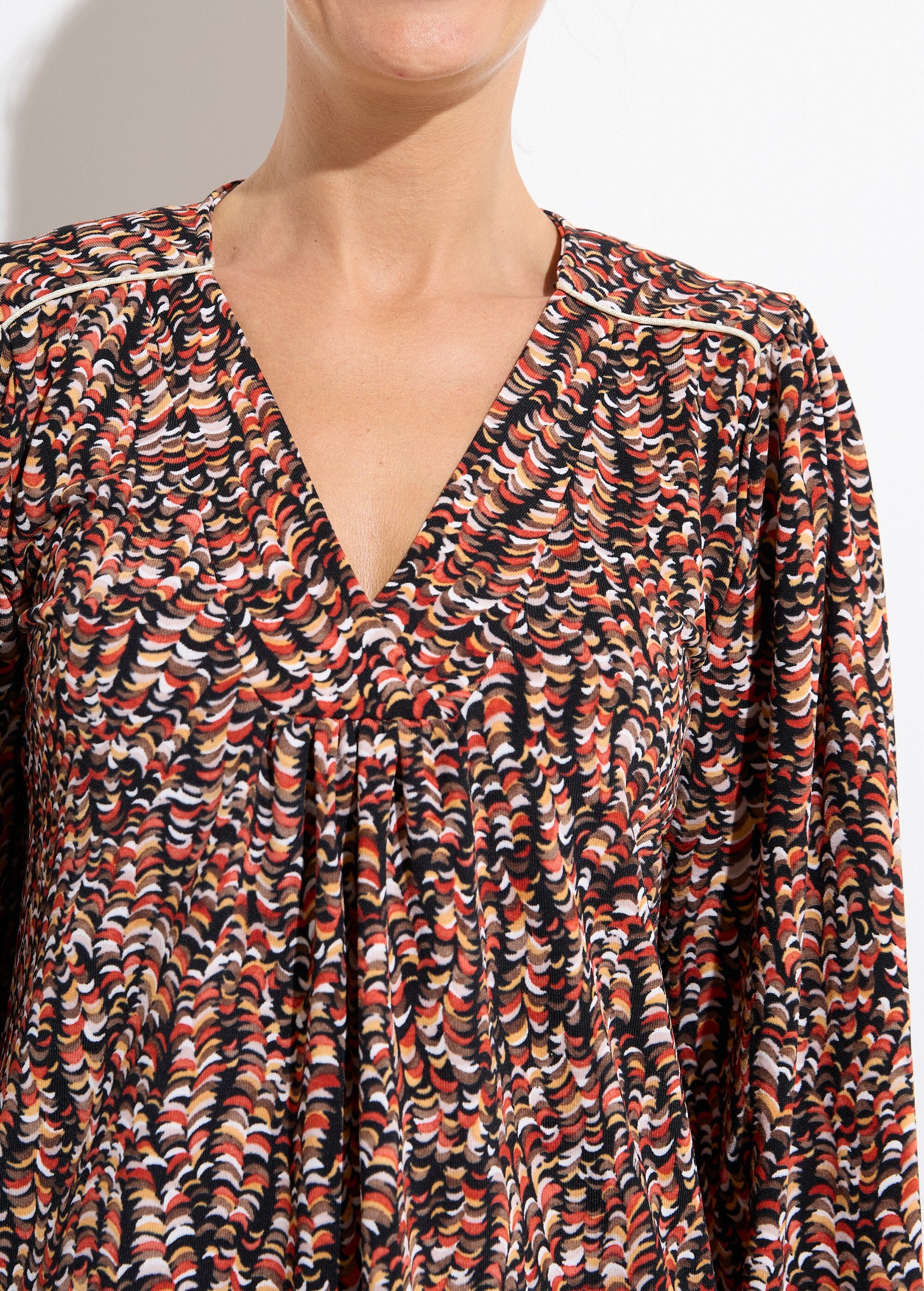 Losjes_vallend_T-shirt_met_grafische_print_Noir_et_miel_DE1_slim