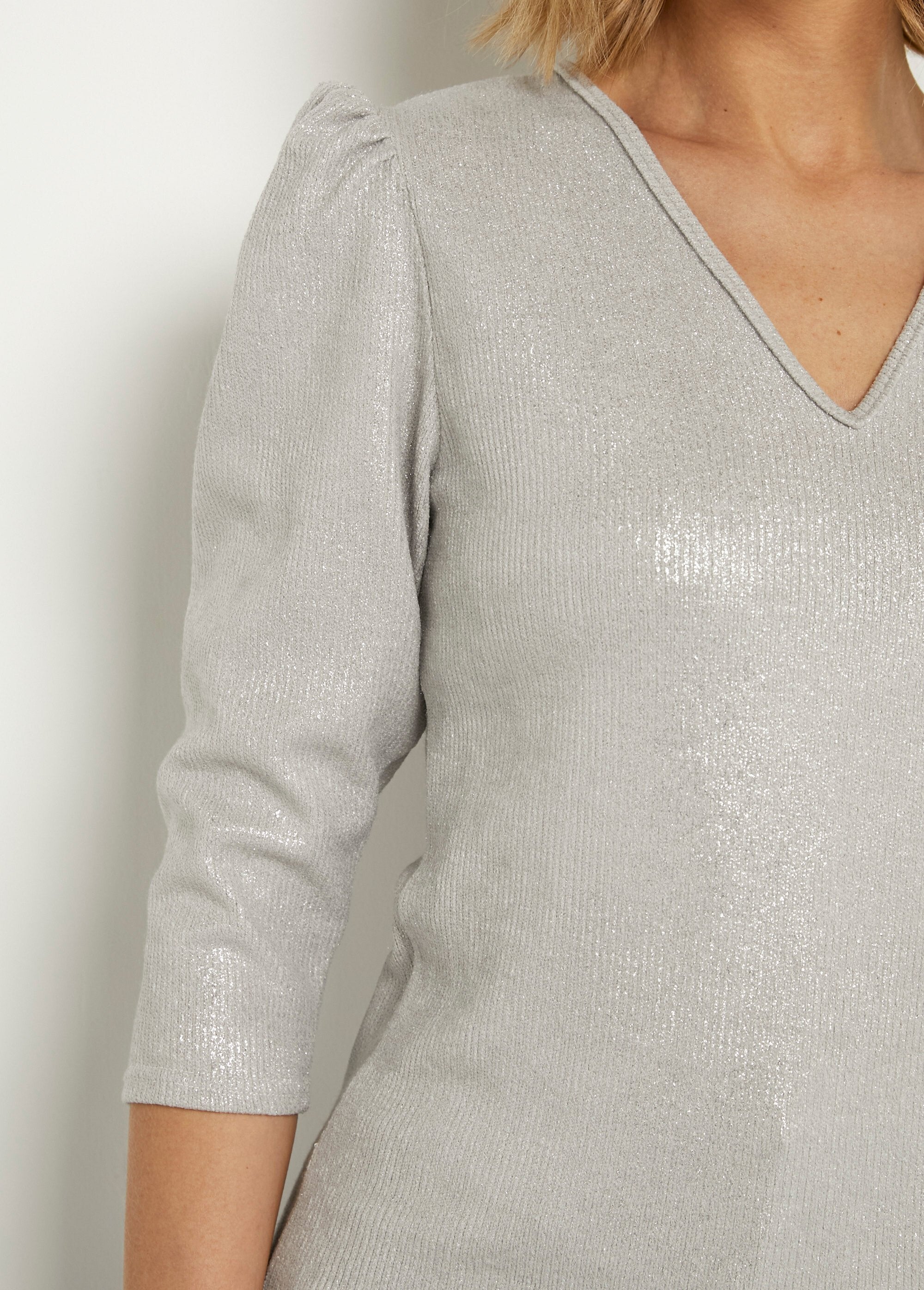 Glimmend_T-shirt_met_V-hals_en_geplooide_schouders_Ecru_DE2_slim