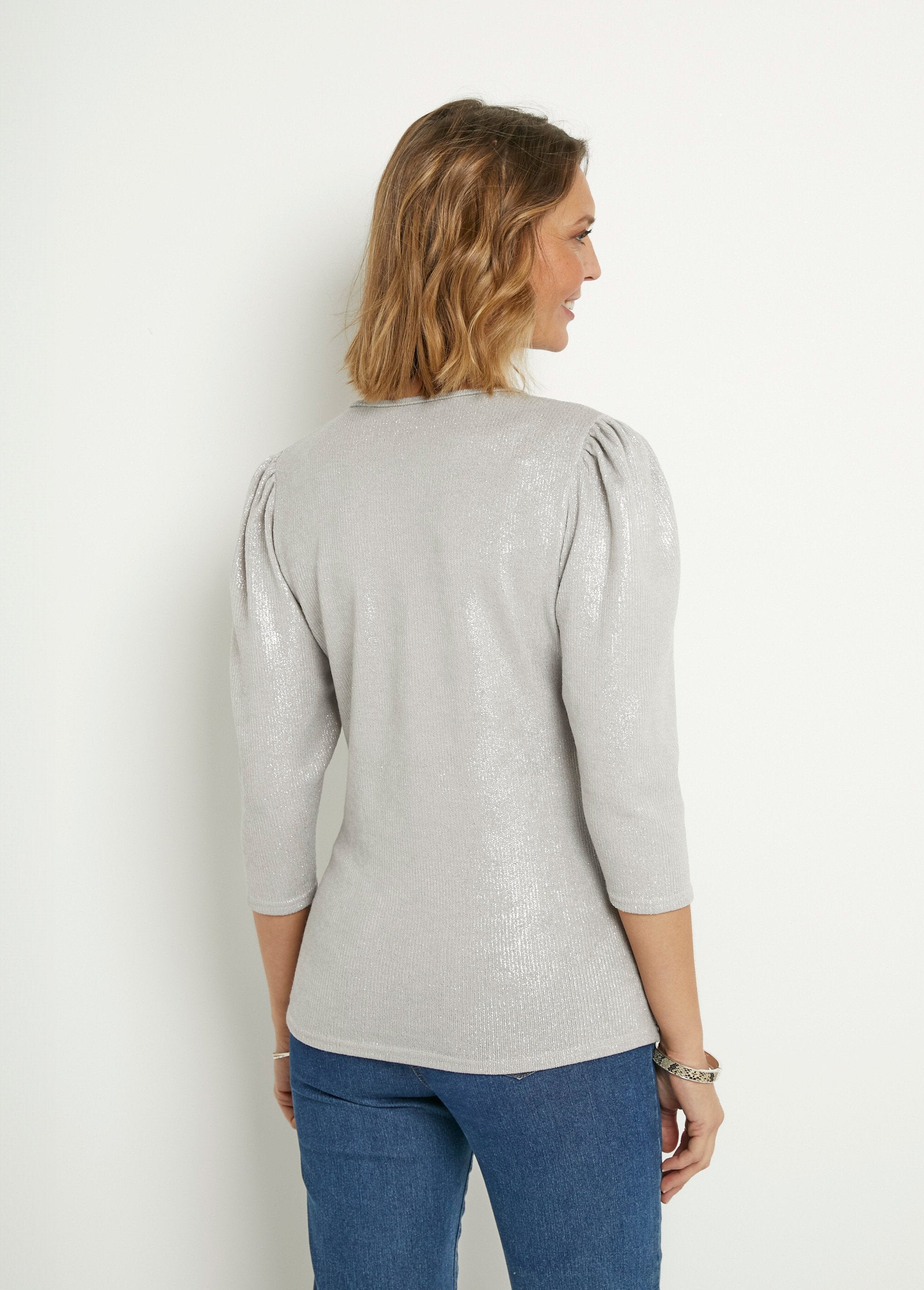 Glimmend_T-shirt_met_V-hals_en_geplooide_schouders_Ecru_DO1_slim