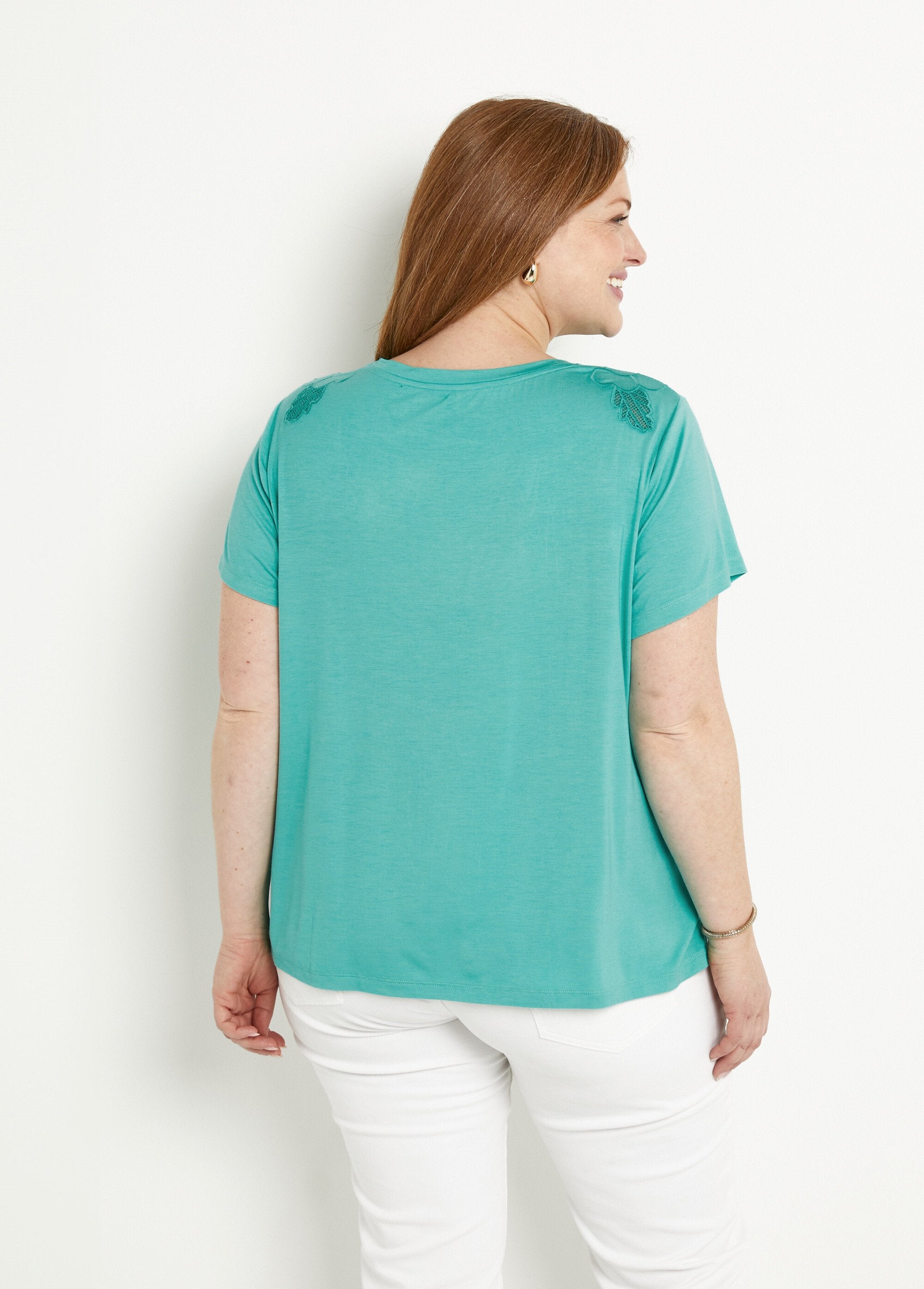 Geborduurd_opengewerkt_katoenen_T-shirt_met_ronde_hals_Aqua_DO1_curvy