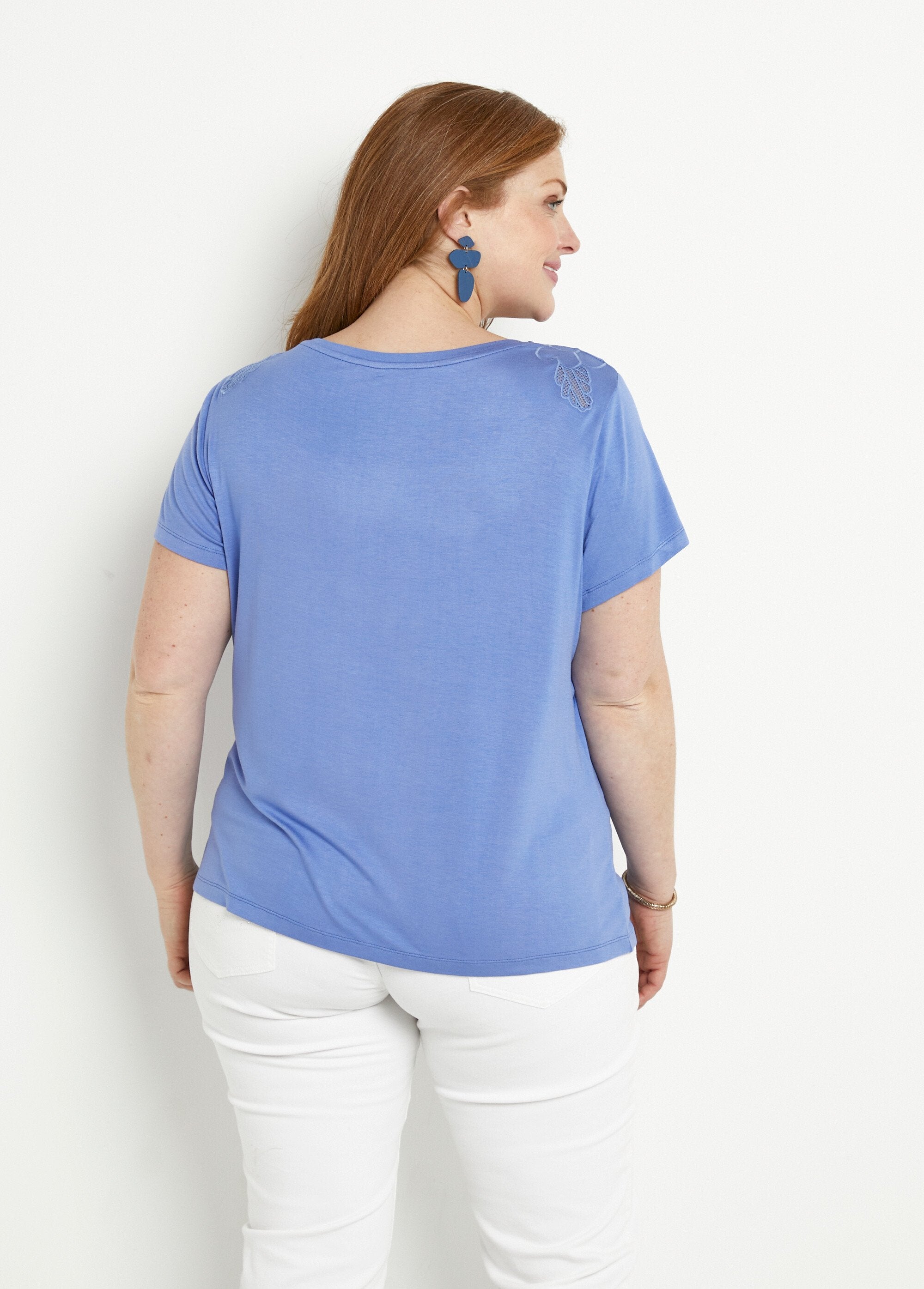 Geborduurd_opengewerkt_katoenen_T-shirt_met_ronde_hals_Lavande_DO1_curvy