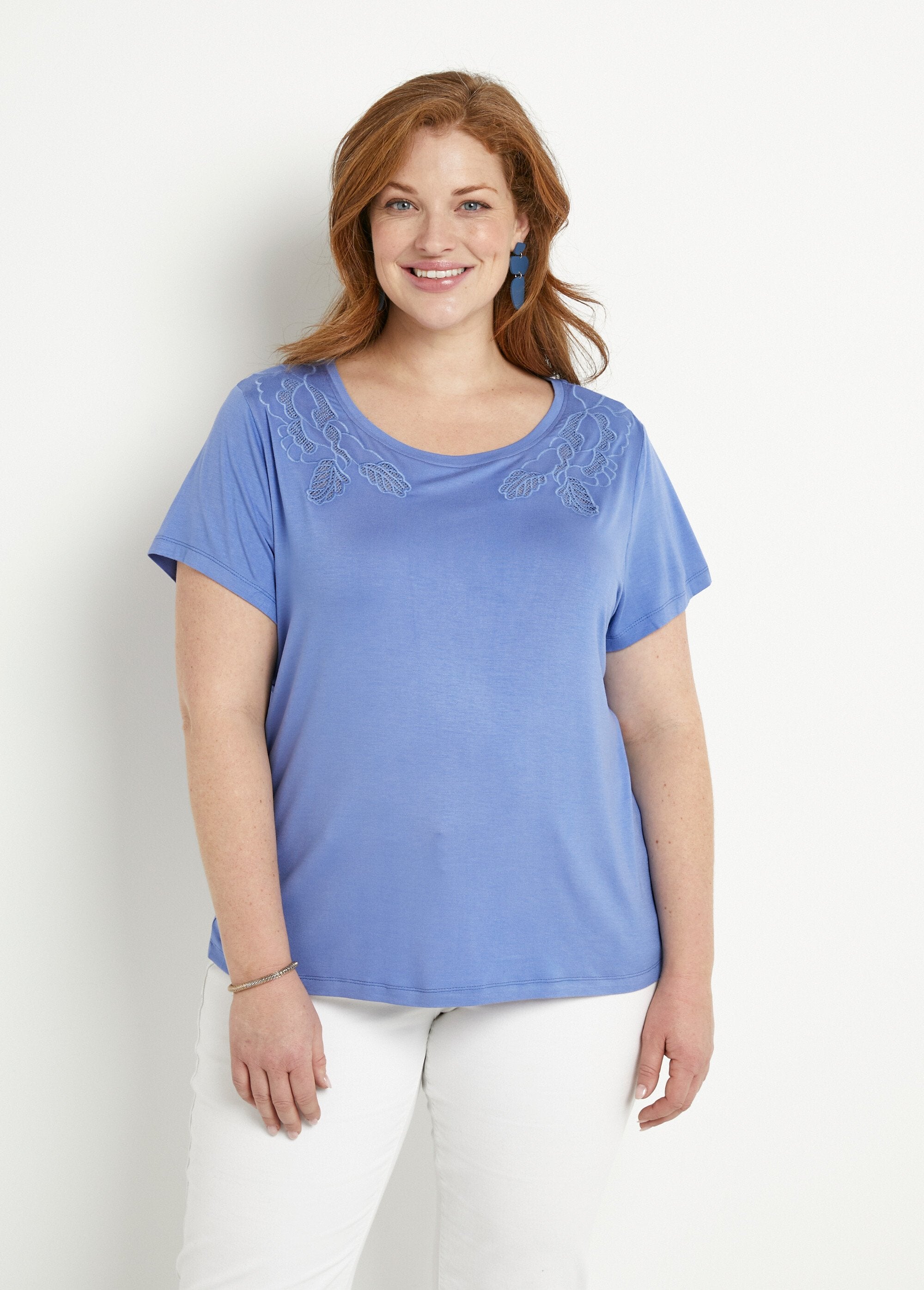 Geborduurd_opengewerkt_katoenen_T-shirt_met_ronde_hals_Lavande_FA1_curvy