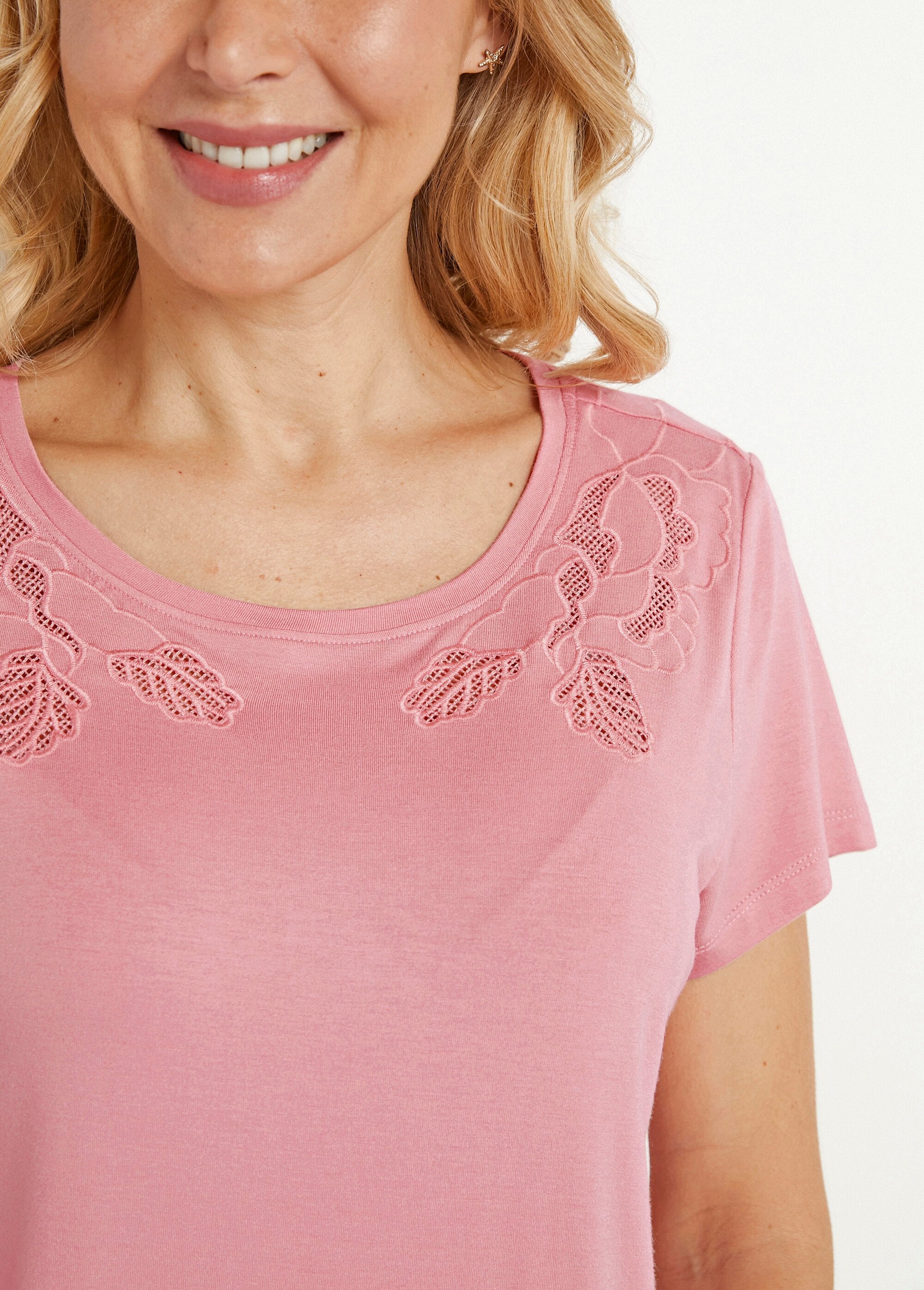 Geborduurd_opengewerkt_katoenen_T-shirt_met_ronde_hals_Rose_DE1_slim
