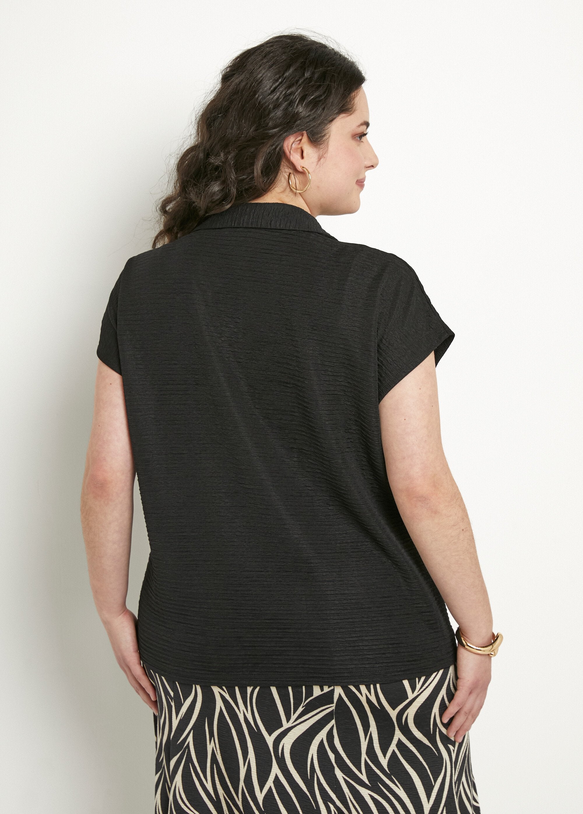 Effen_T-shirt_met_korte_mouwen_en_kraag_Noir_DO1_curvy