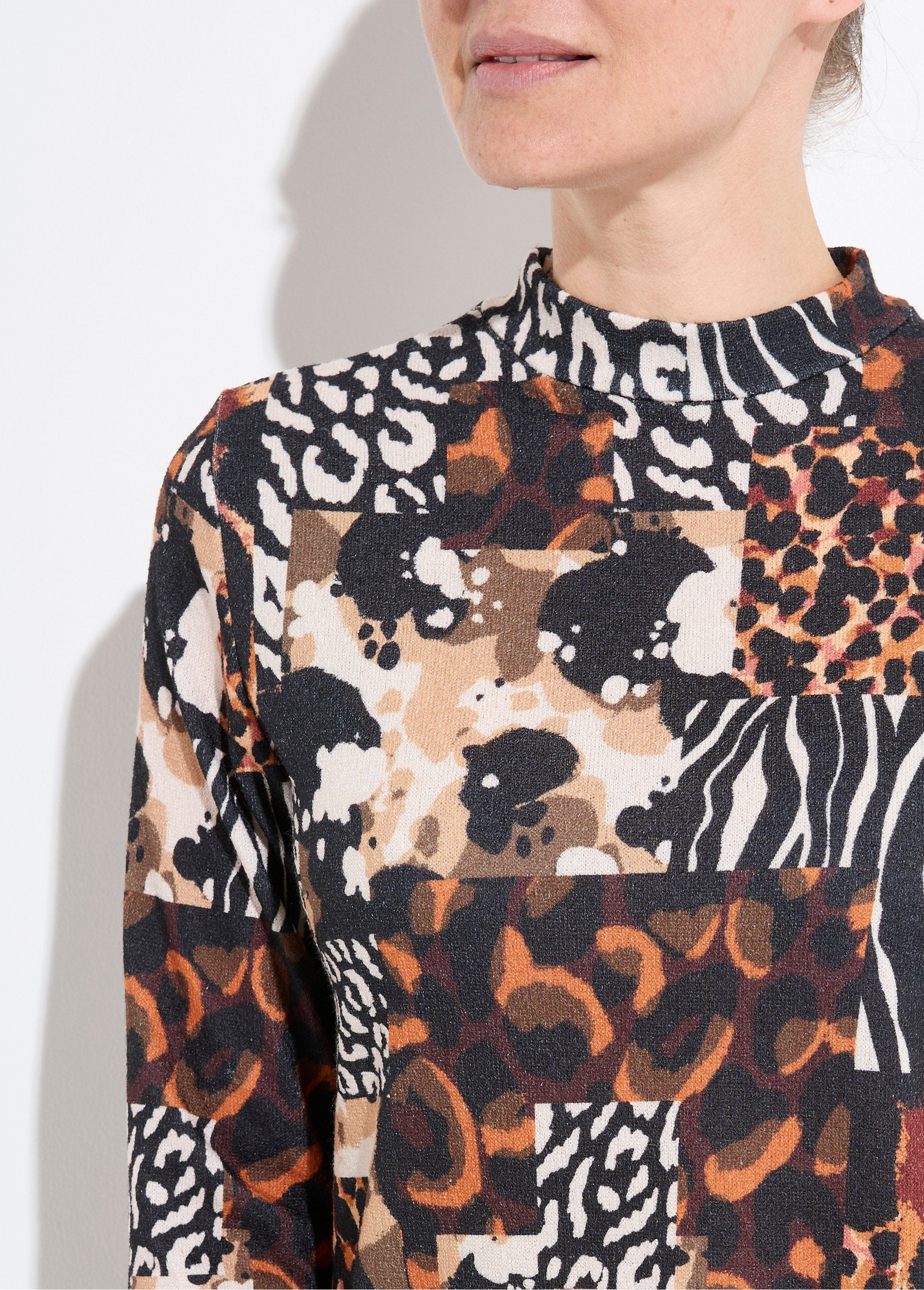 T-shirt_met_opstaande_kraag_met_dierenprint_Noir_et_orange_DE1_slim