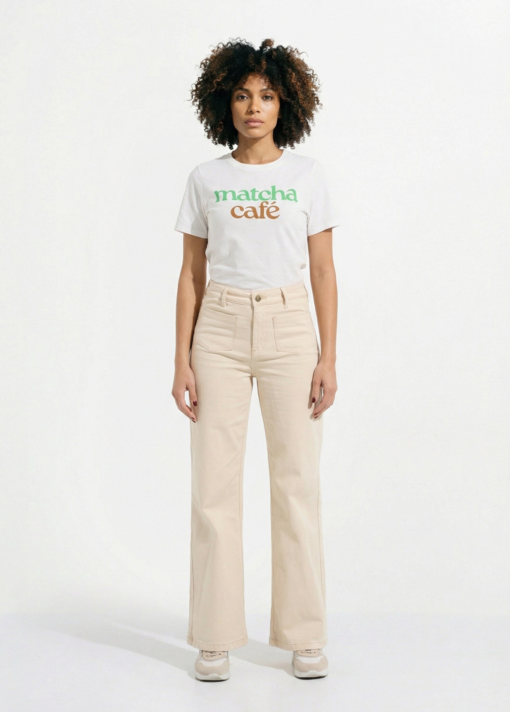 T-shirt_met_ronde_hals_en_Matcha-logo_Blanc_SF1_slim