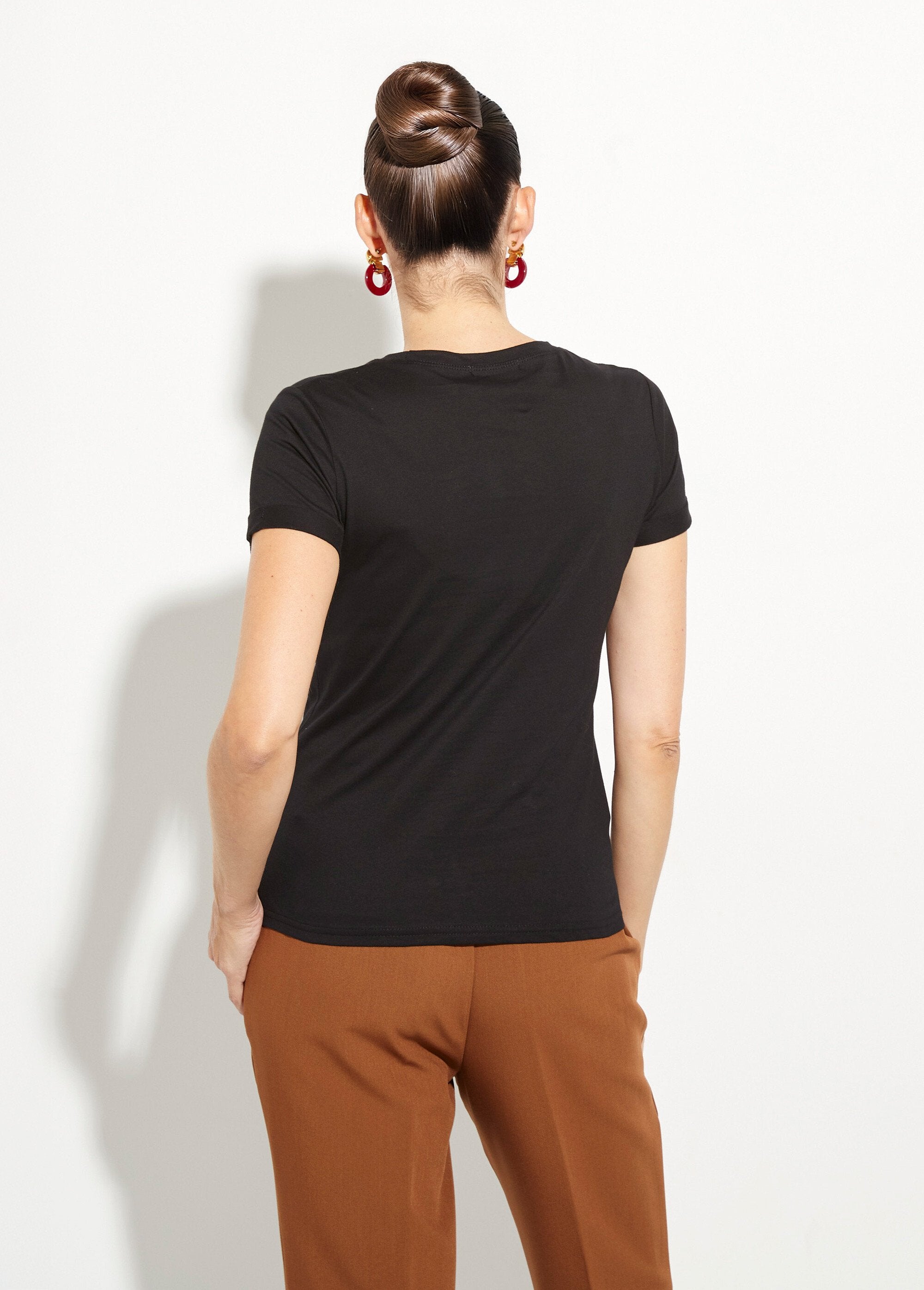 T-shirt_met_ronde_hals_en_hartjesborduursel_op_de_borst_Noir_DO1_slim