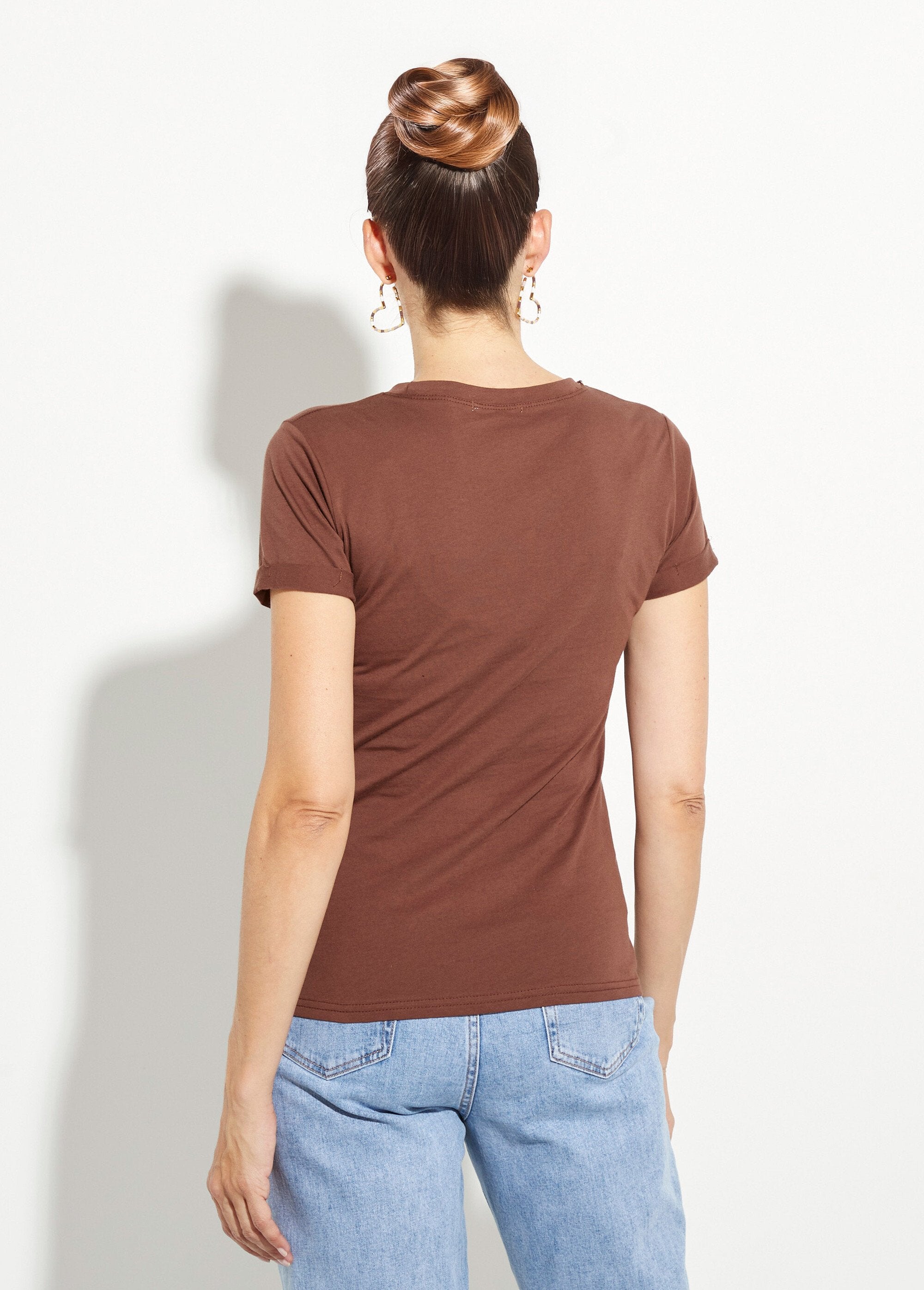 T-shirt_met_ronde_hals_en_hartjesborduursel_op_de_borst_Marron_DO1_slim