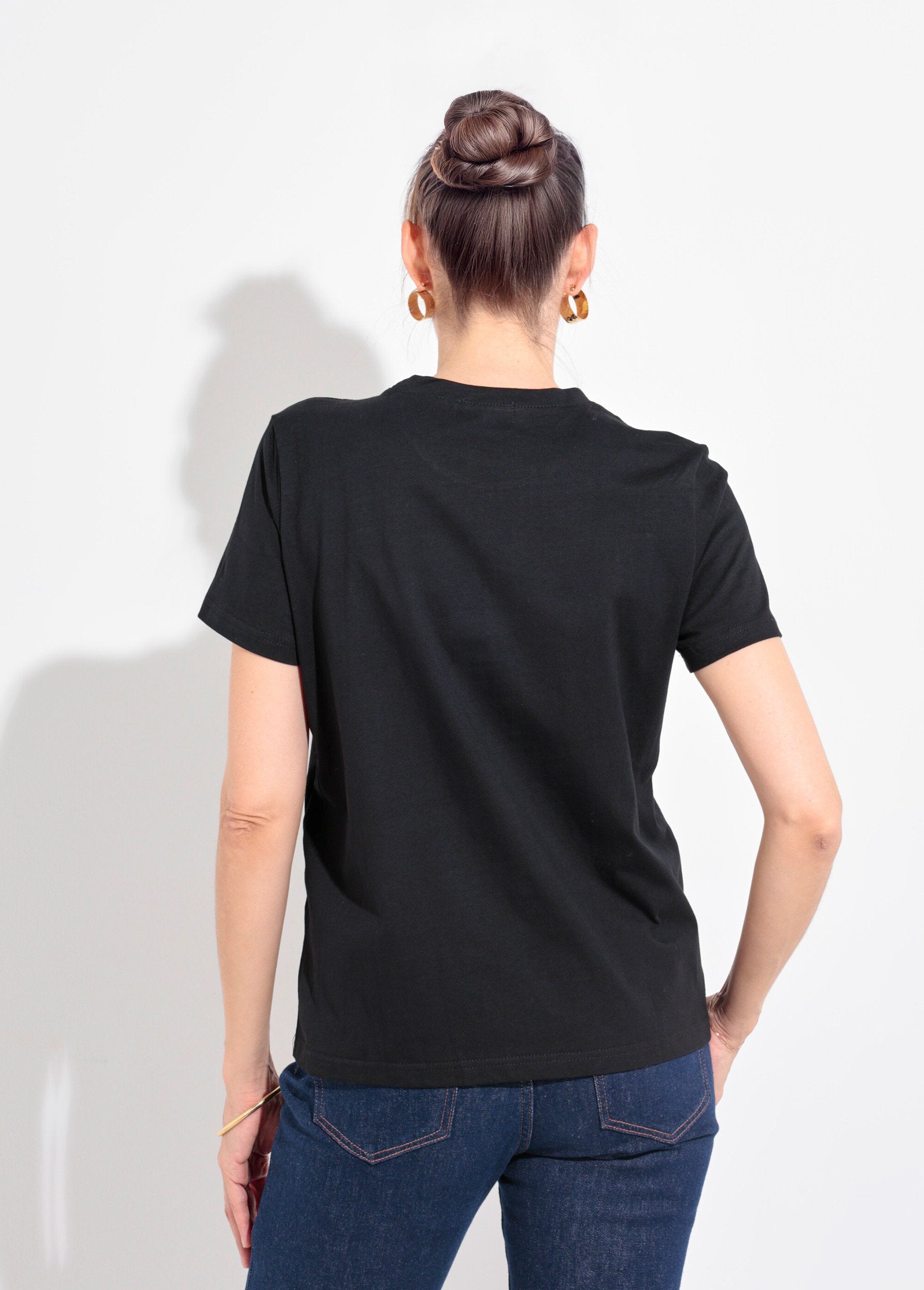 T-shirt_met_ronde_hals_en_metallic_borduursel_Madame_Noir_DO1_slim