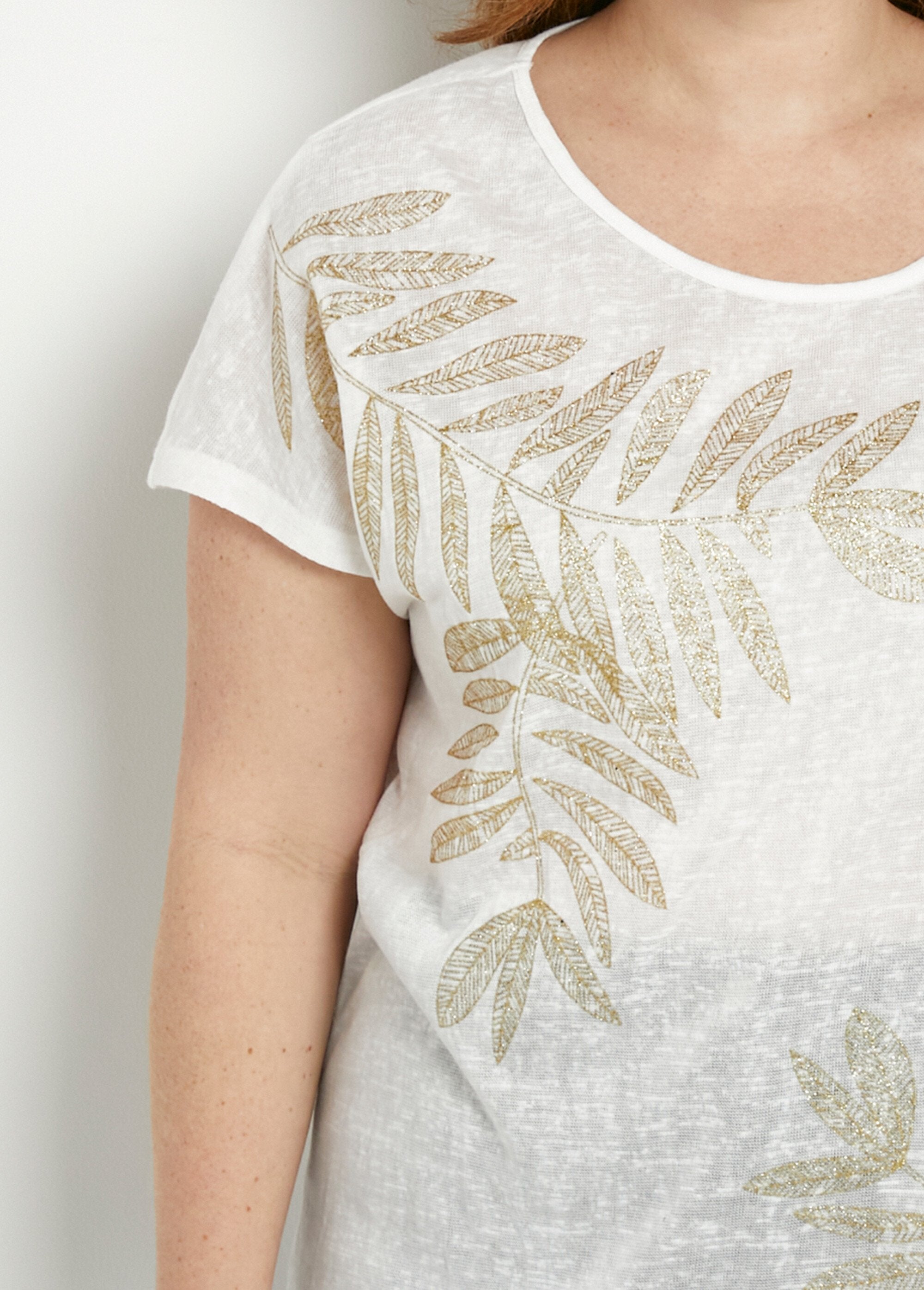 T-shirt_met_ronde_hals_in_gevlamd_breisel_met_goudkleurig_motief_Blanc_DE1_curvy