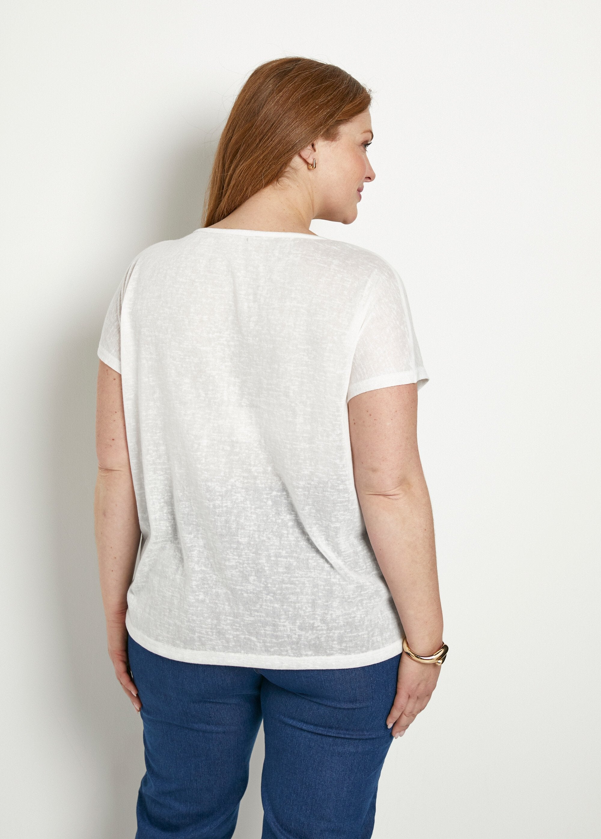 T-shirt_met_ronde_hals_in_gevlamd_breisel_met_goudkleurig_motief_Blanc_DO1_curvy