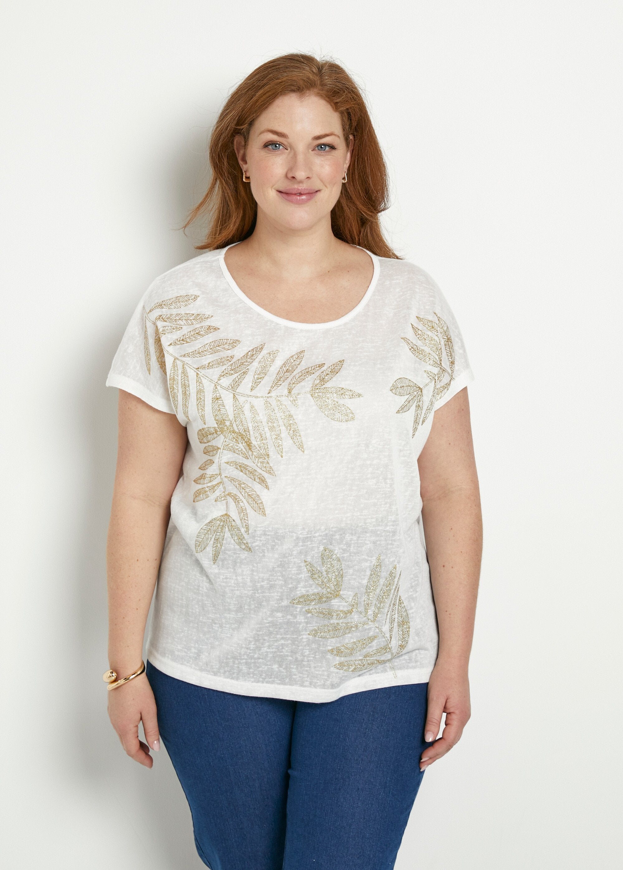 T-shirt_met_ronde_hals_in_gevlamd_breisel_met_goudkleurig_motief_Blanc_FA1_curvy