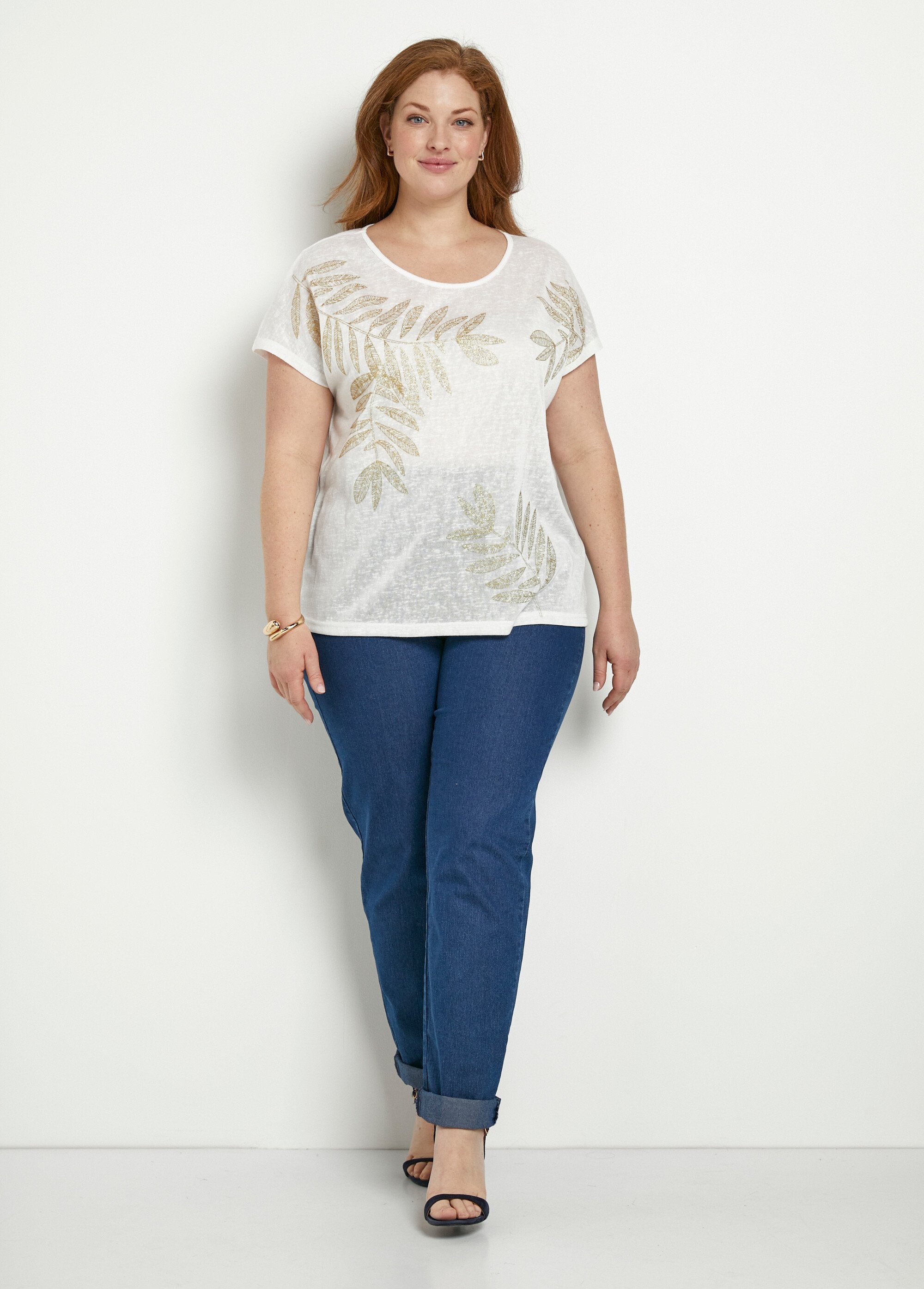 T-shirt_met_ronde_hals_in_gevlamd_breisel_met_goudkleurig_motief_Blanc_SF1_curvy
