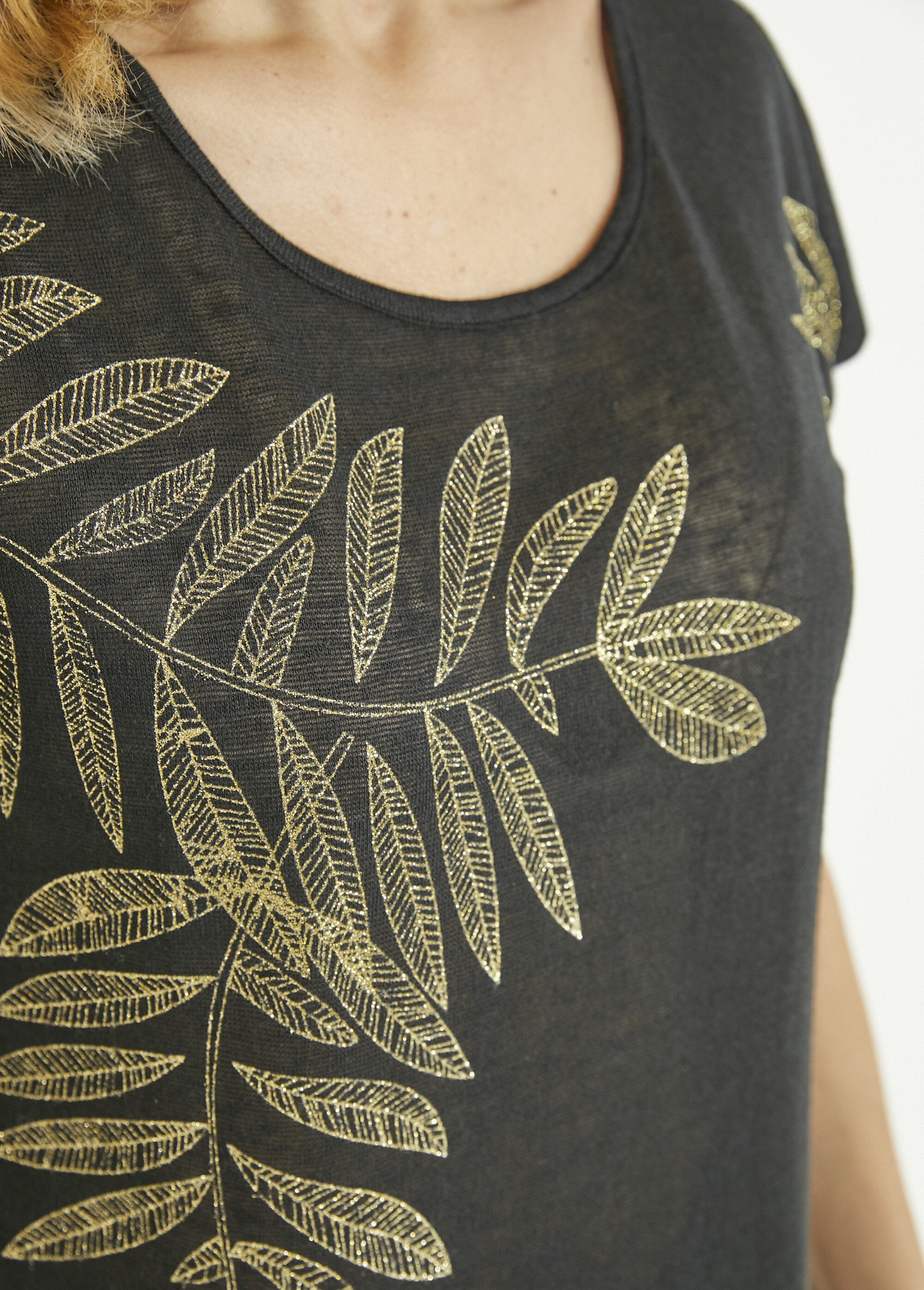 T-shirt_met_ronde_hals_in_gevlamd_breisel_met_goudkleurig_motief_Noir_DE2_slim