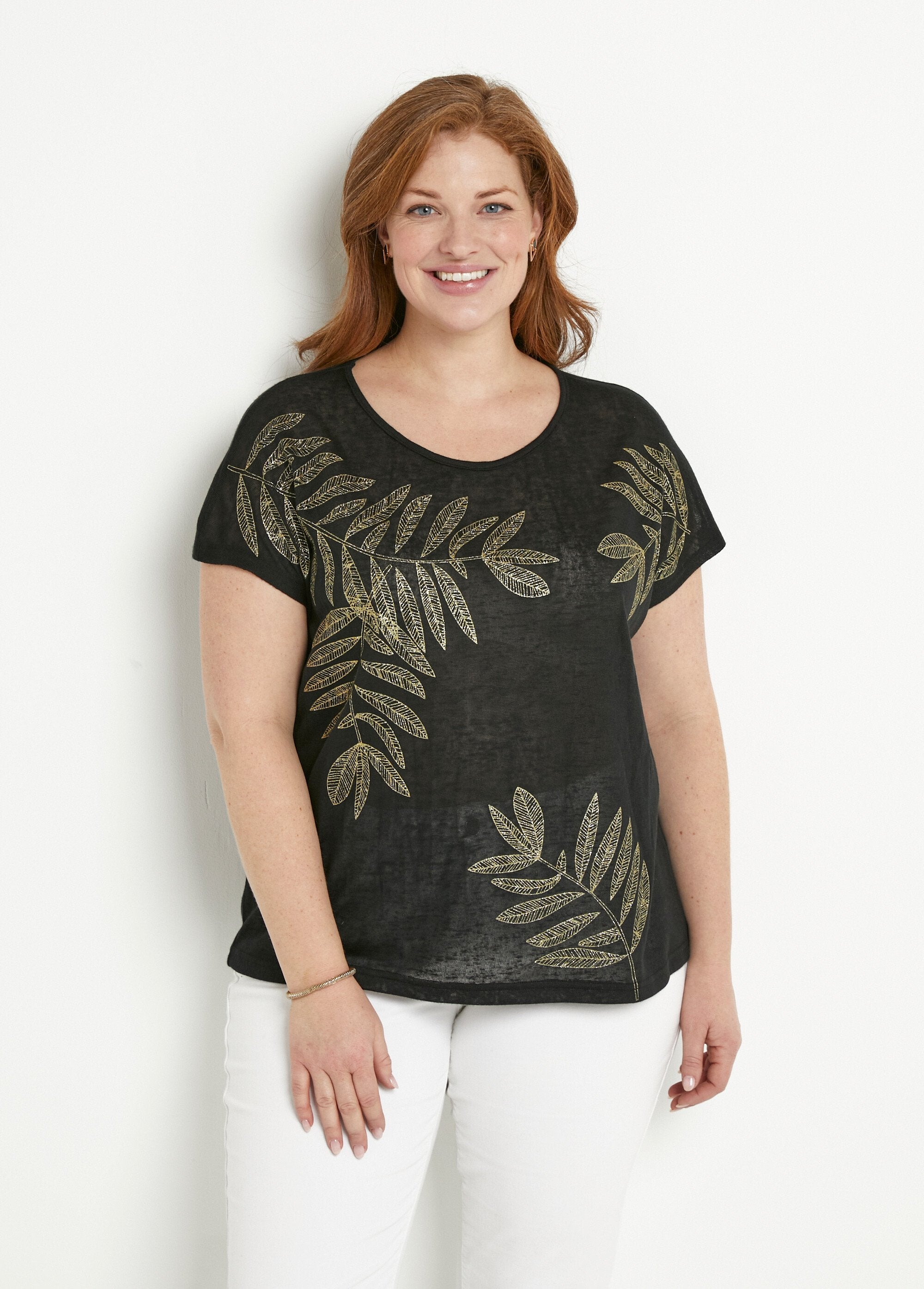 T-shirt_met_ronde_hals_in_gevlamd_breisel_met_goudkleurig_motief_Noir_FA1_curvy