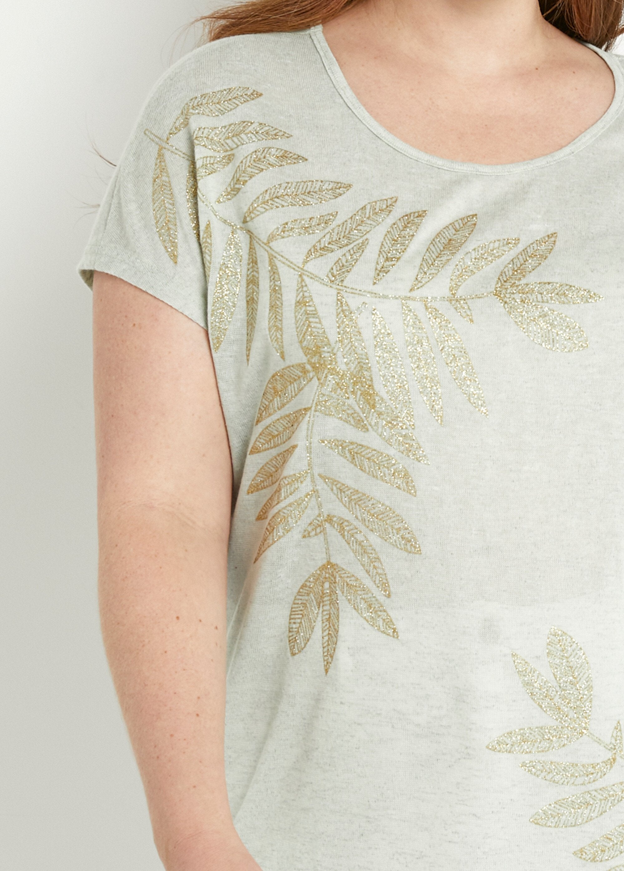 T-shirt_met_ronde_hals_in_gevlamd_breisel_met_goudkleurig_motief_Sauge_DE1_curvy