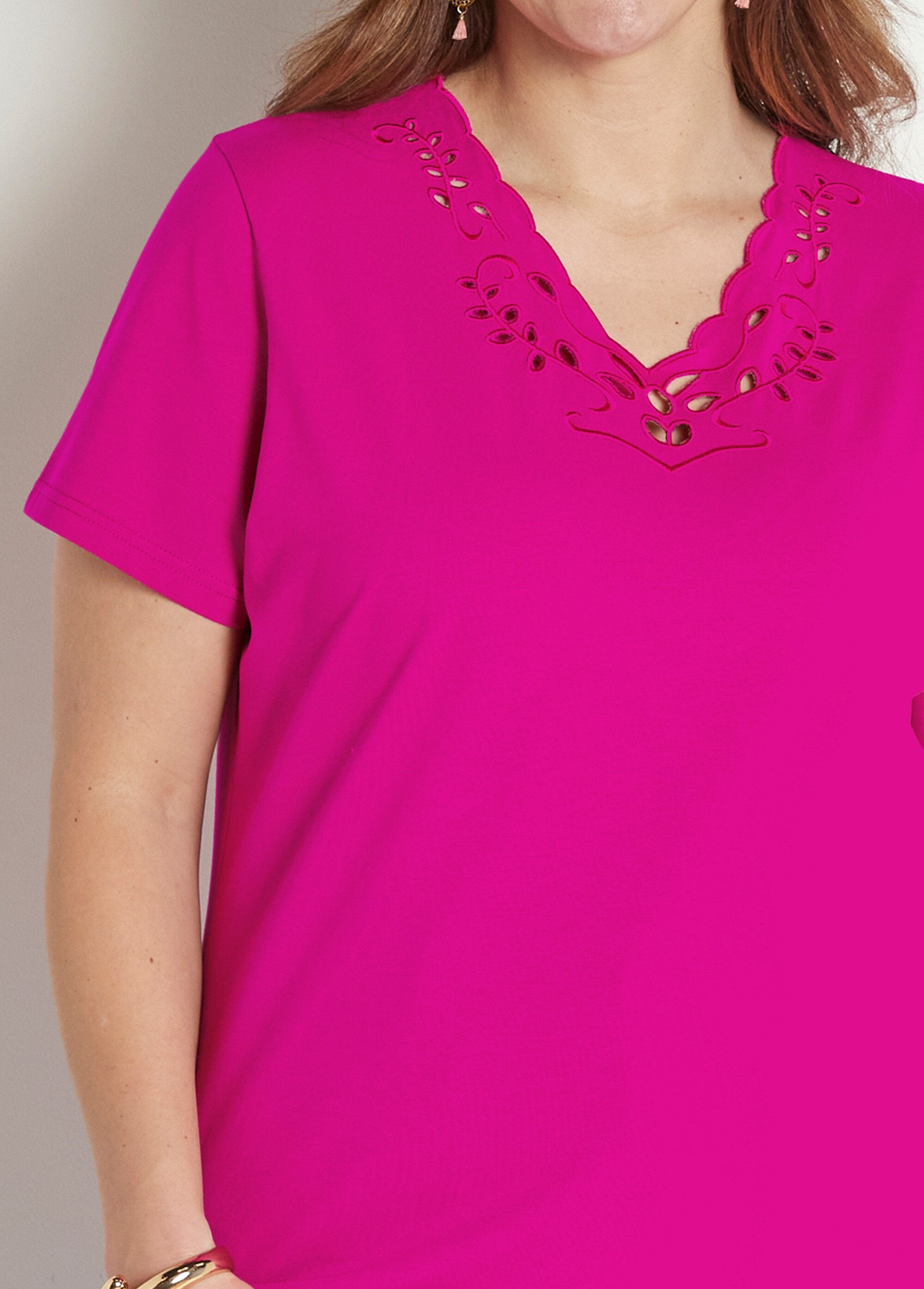 Geborduurd_opengewerkt_V-hals_T-shirt_Fuchsia_DE1_curvy
