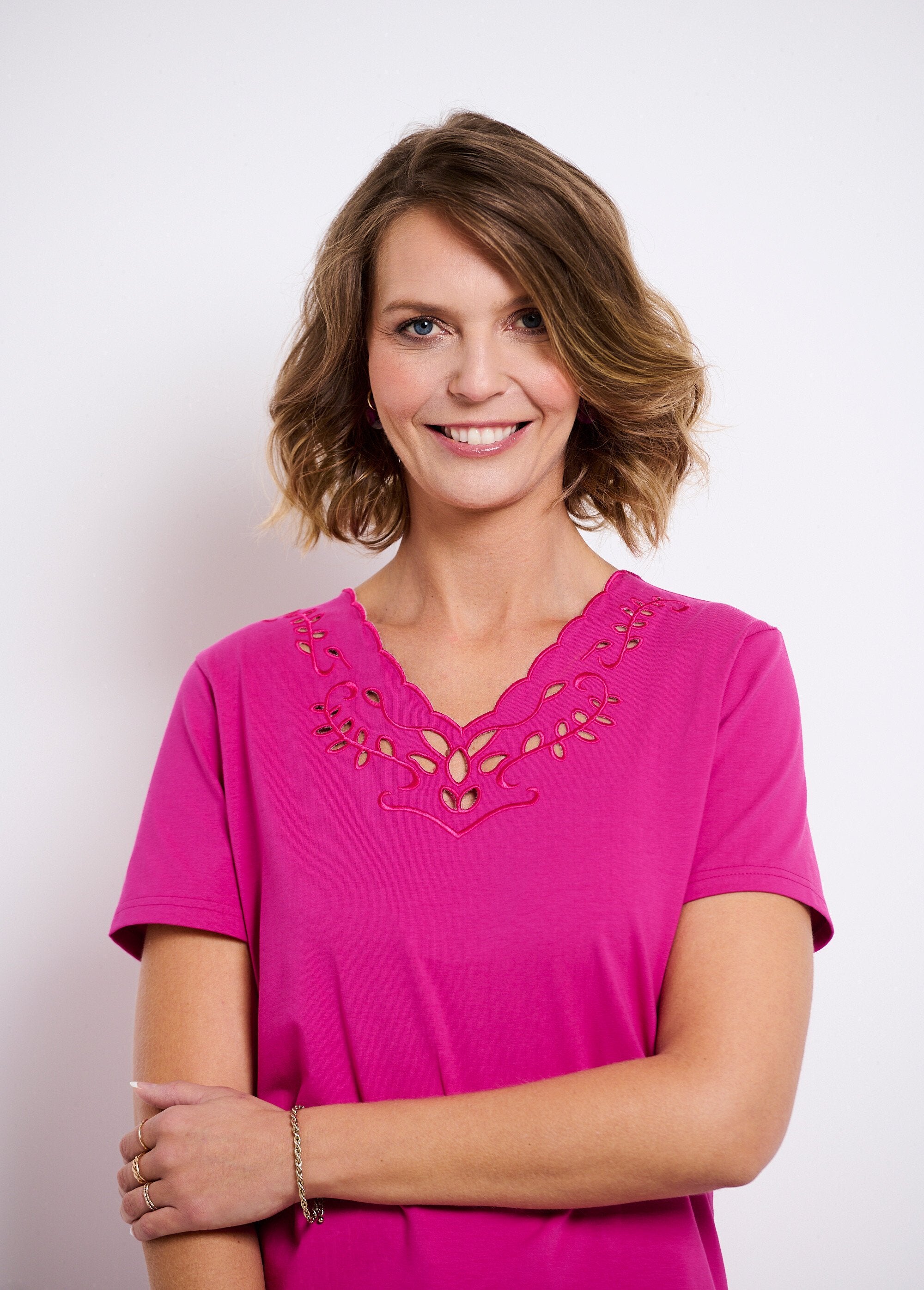 Geborduurd_opengewerkt_V-hals_T-shirt_Fuchsia_DE1_slim